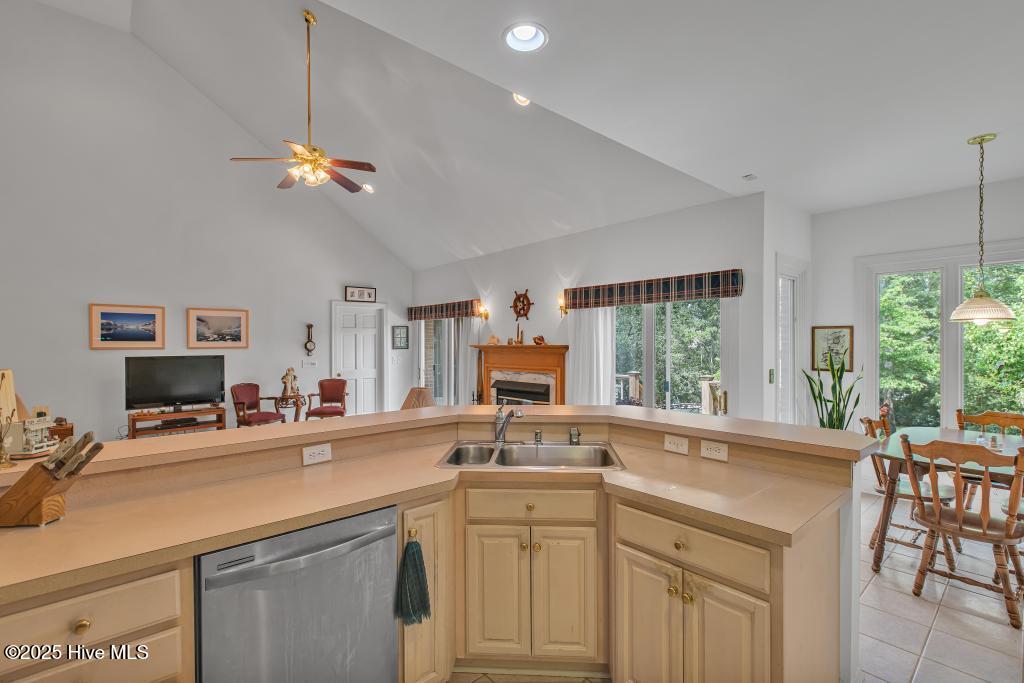 100530645 | Photo 11