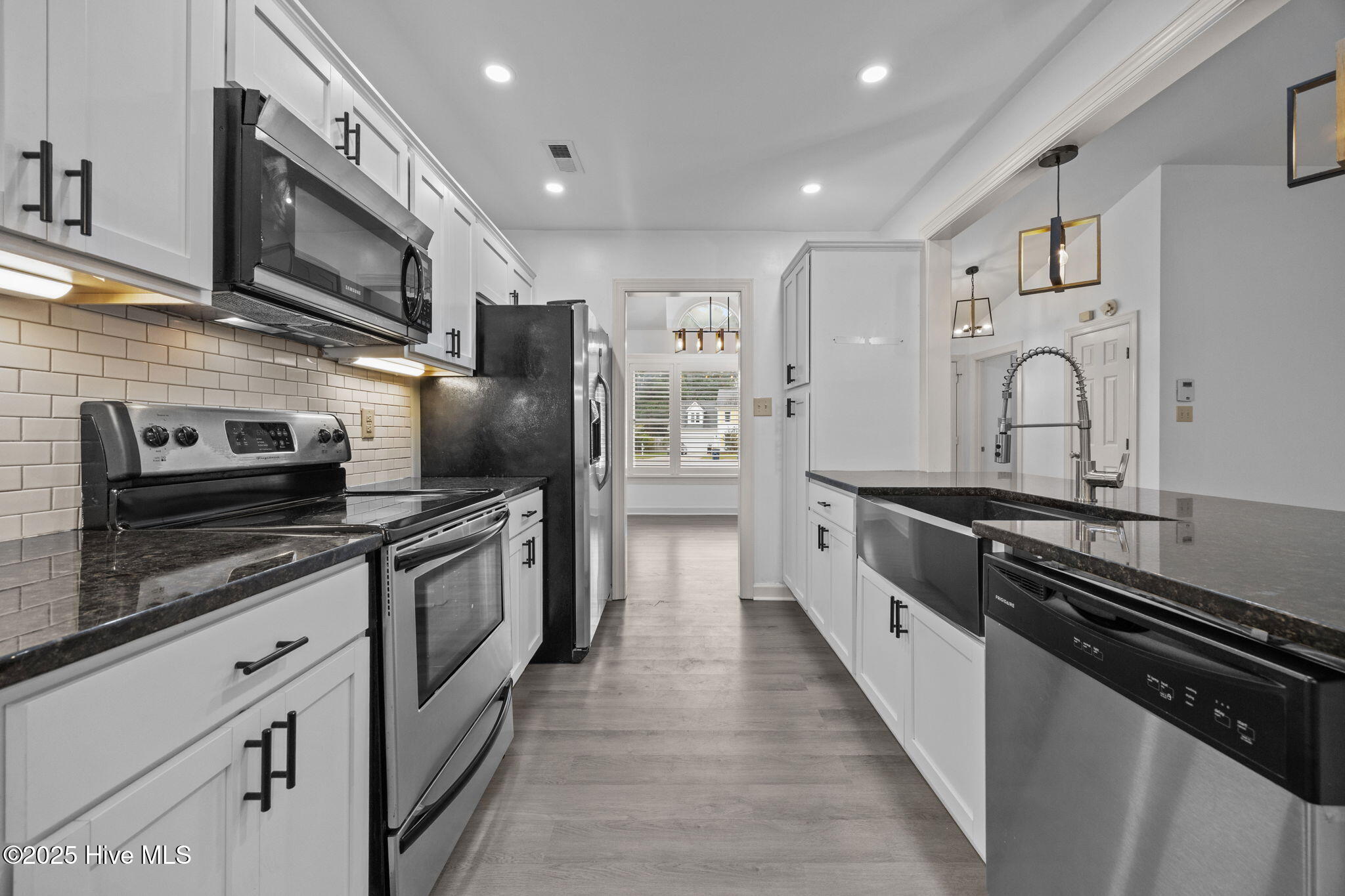 12-web-or-mls-406 Hampshire Pl. 18