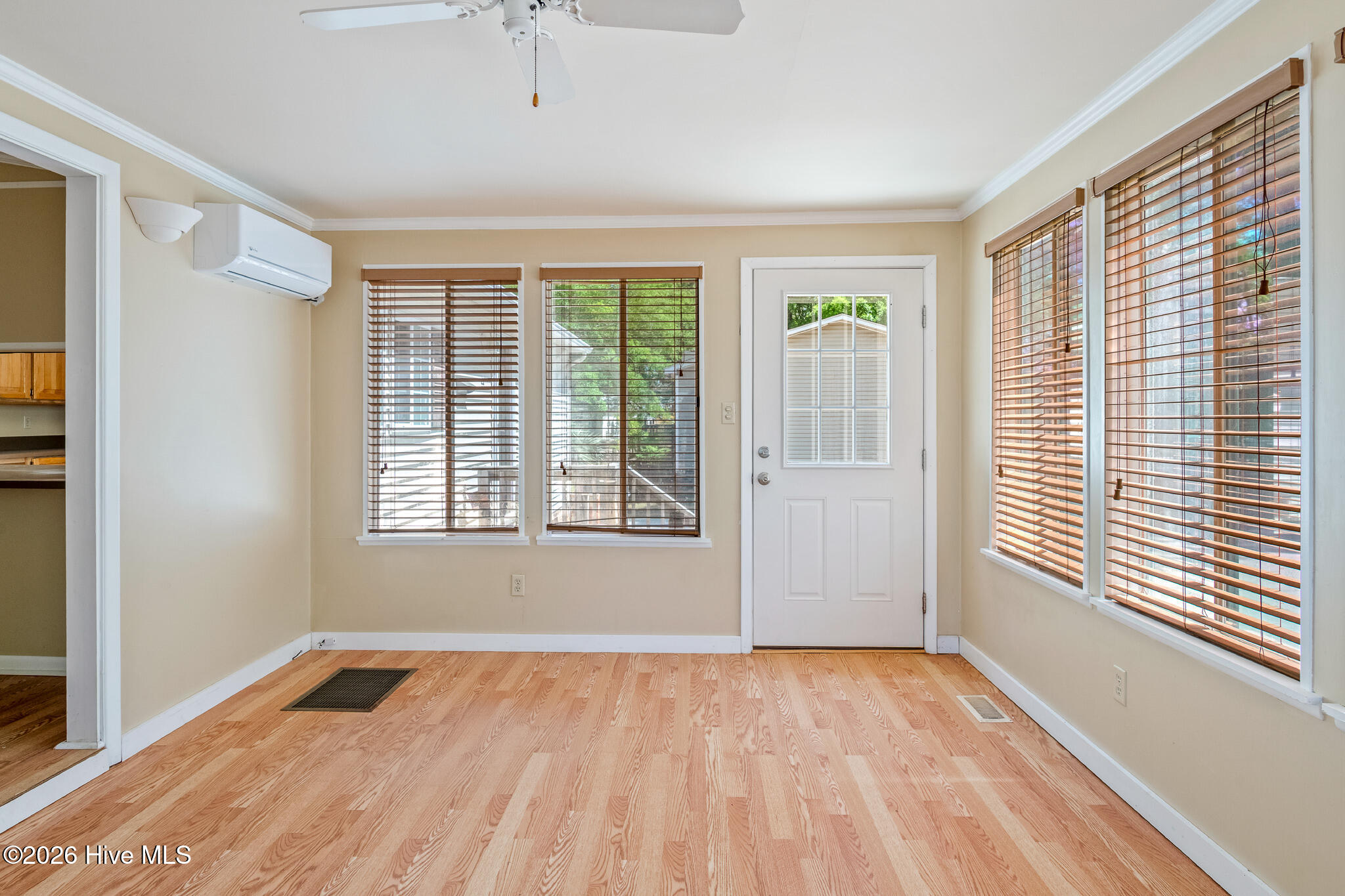 100567029 | Photo 13