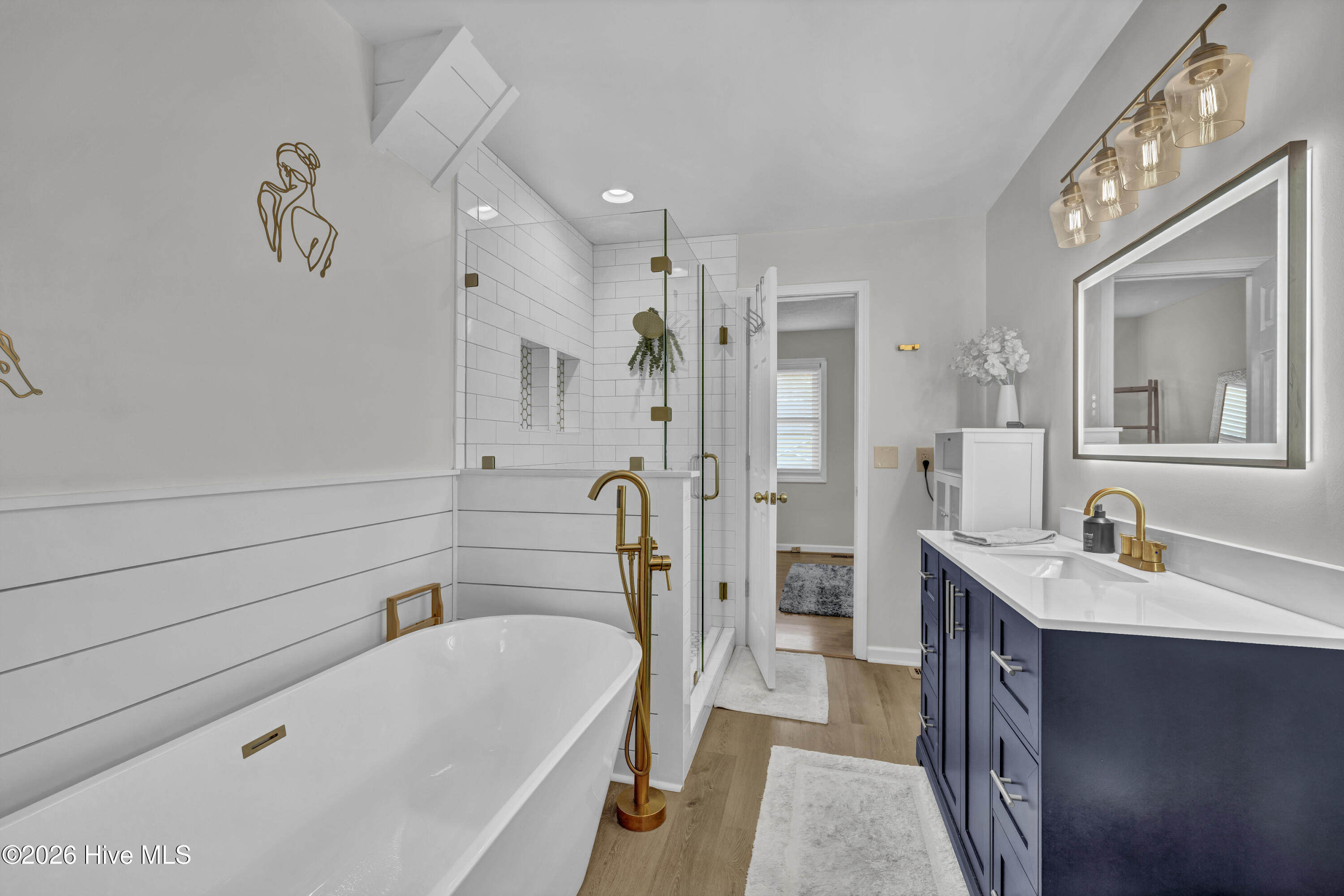 100550839 | Photo 33