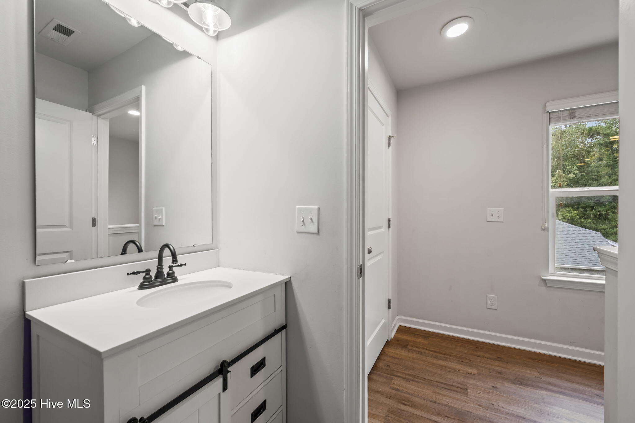 100536661 | Photo 23