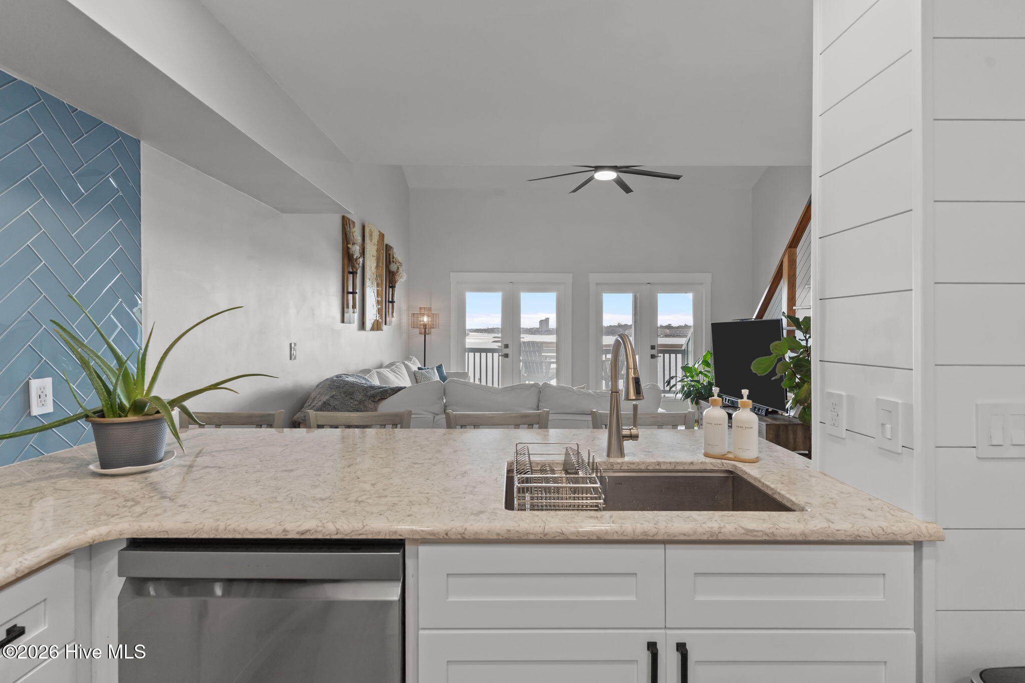 100548962 | Photo 12