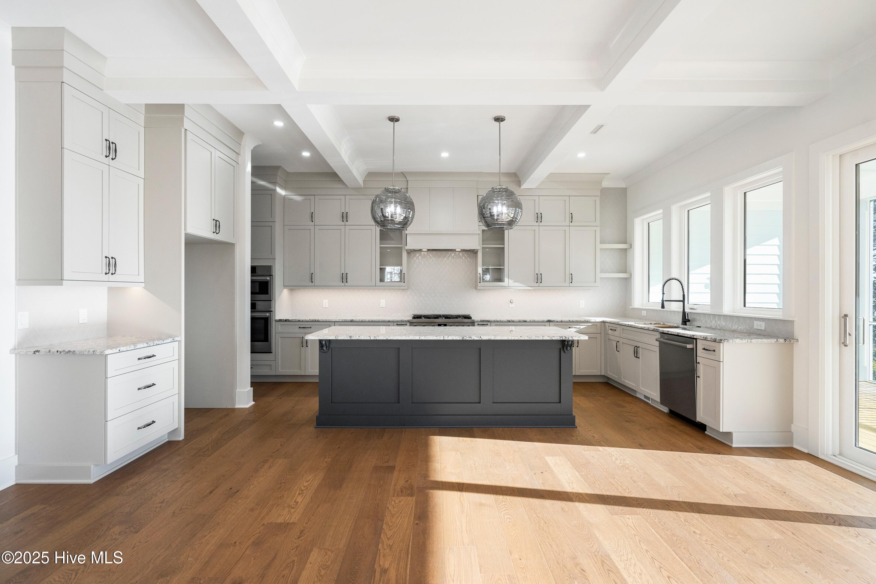 100545730 | Photo 22