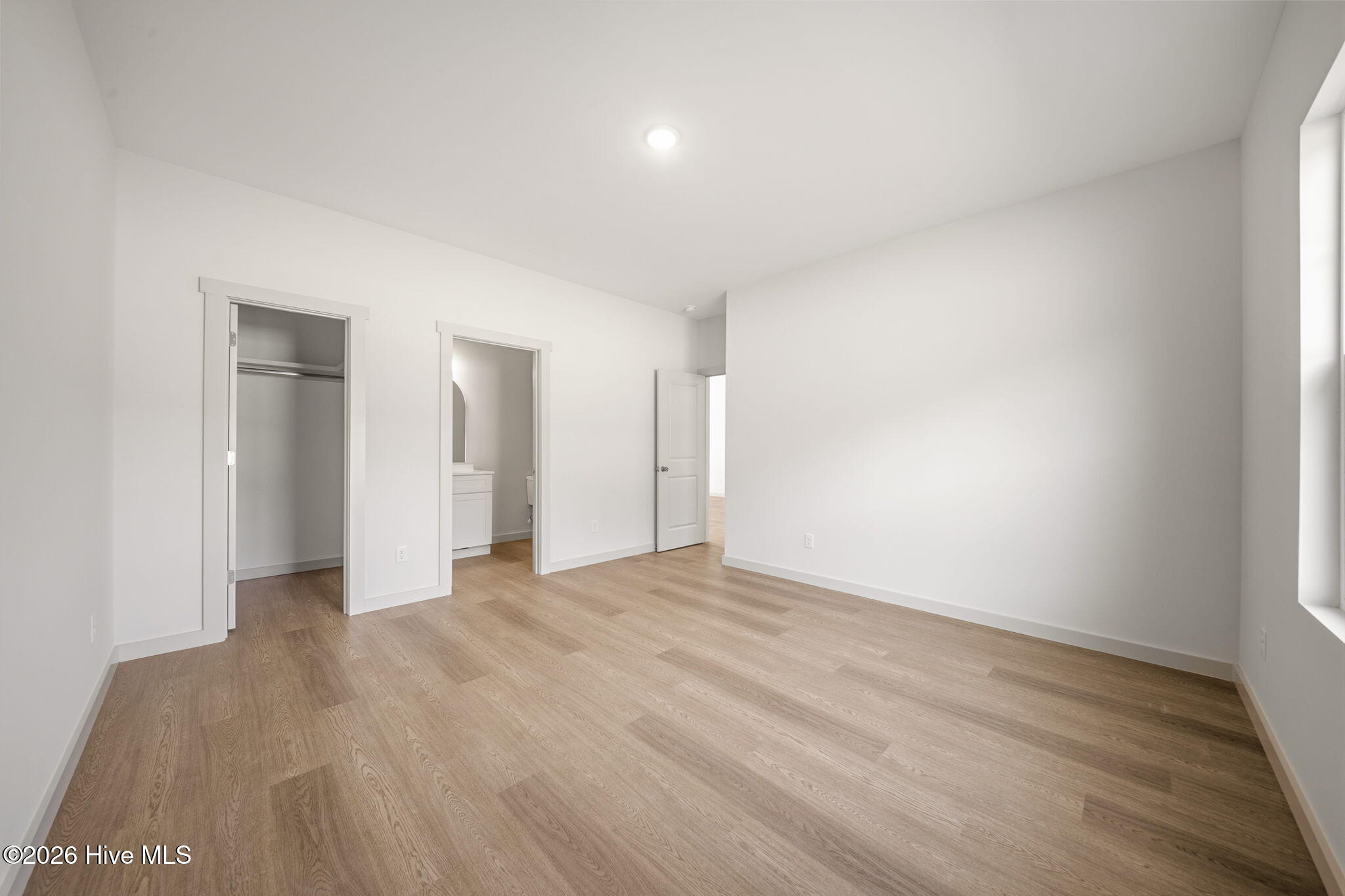 100562147 | Photo 21