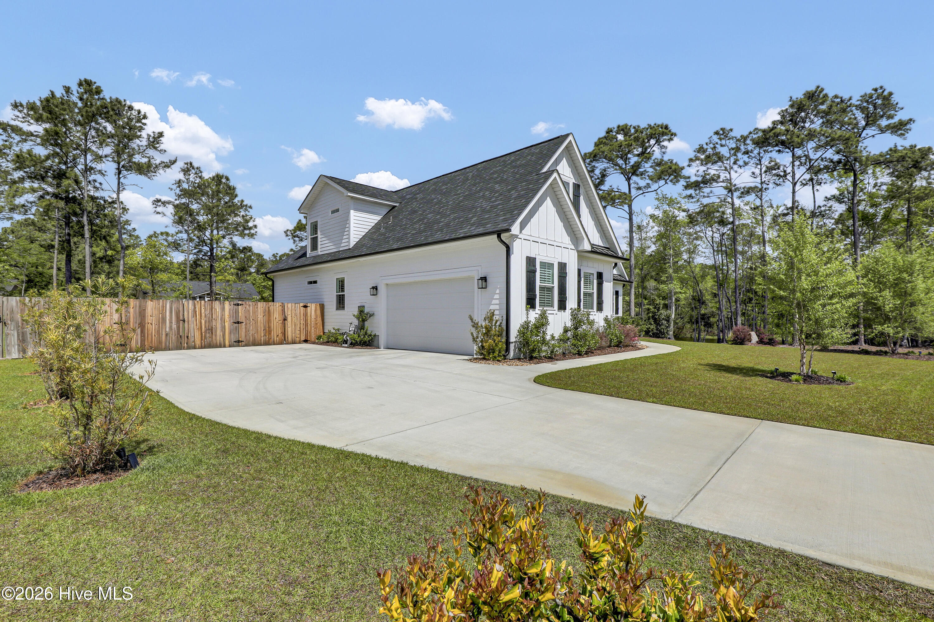 100567366 | Photo 51