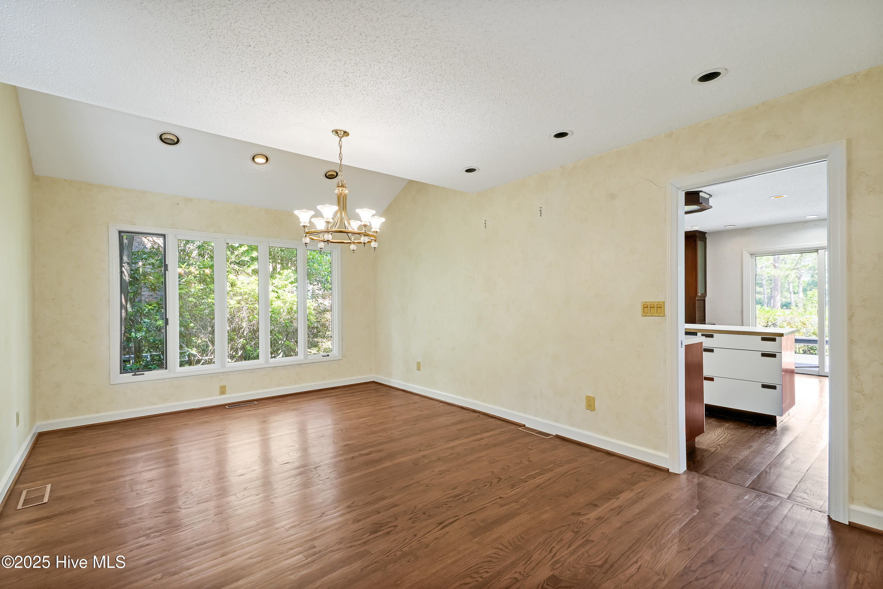 906RobertELeeDrive-12