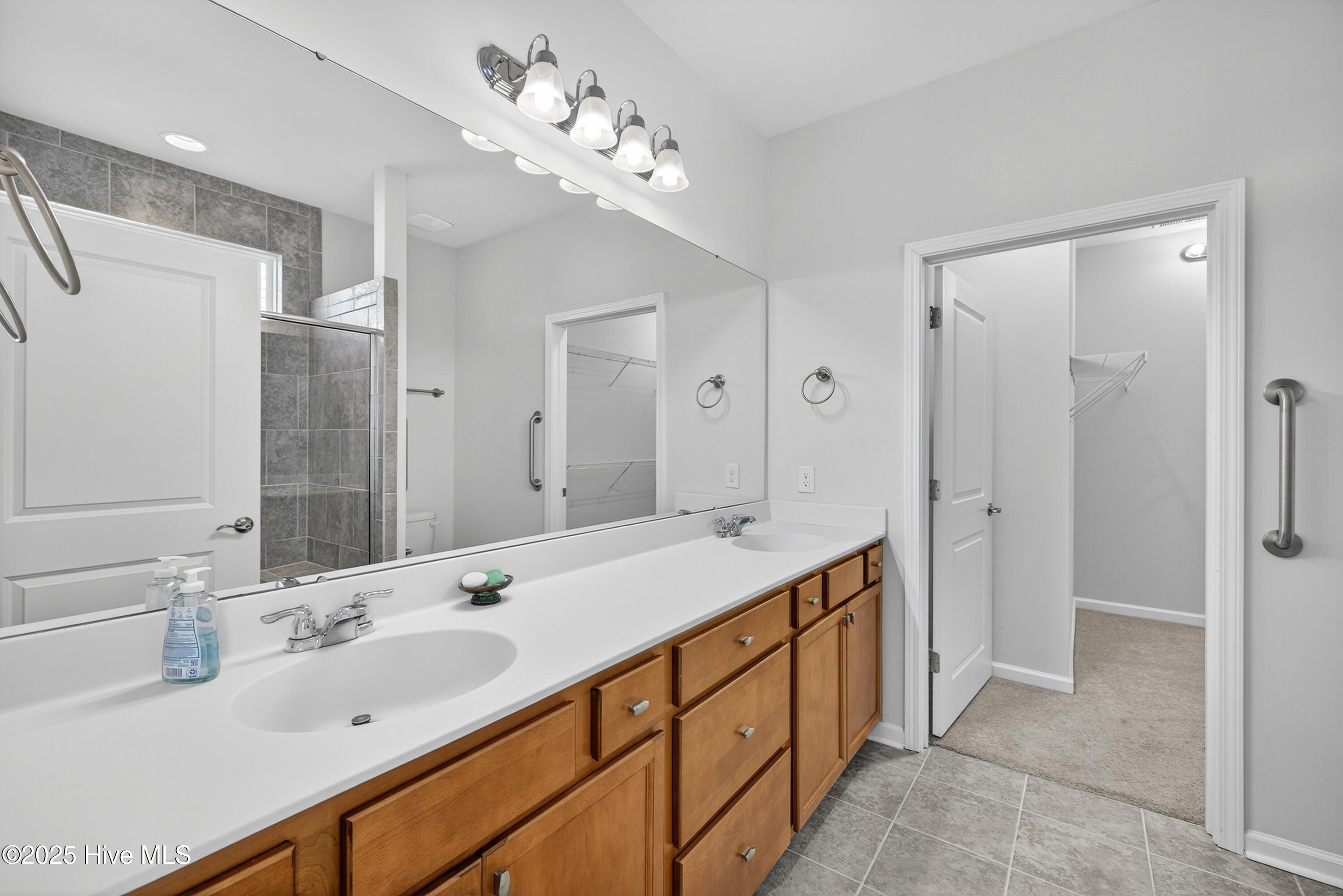 100541390 | Photo 16