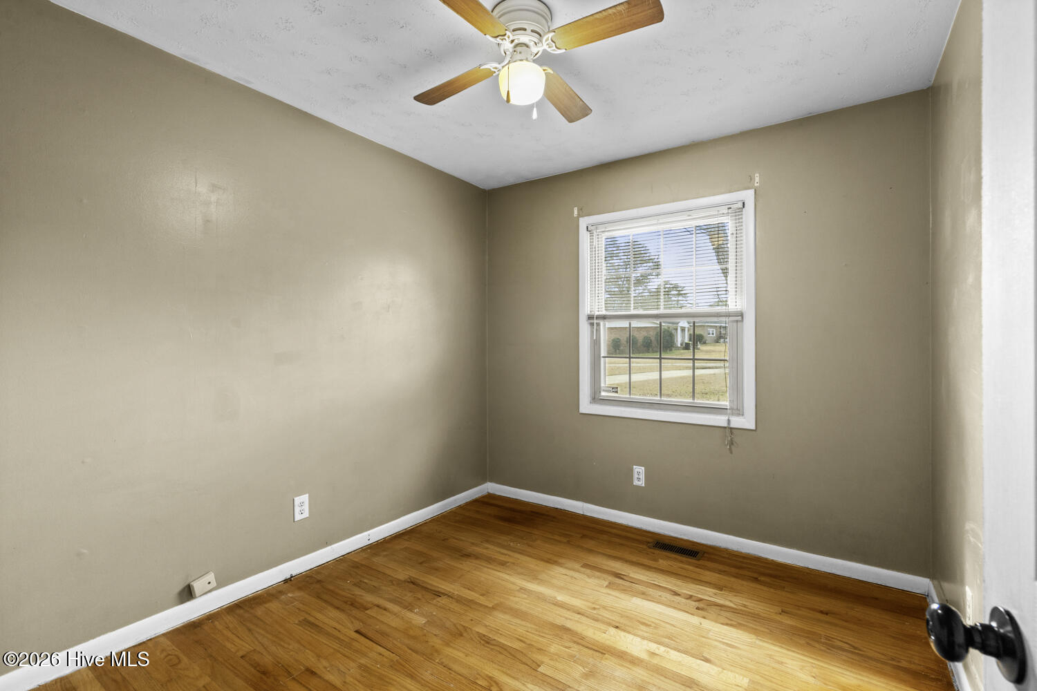 100548988 | Photo 12