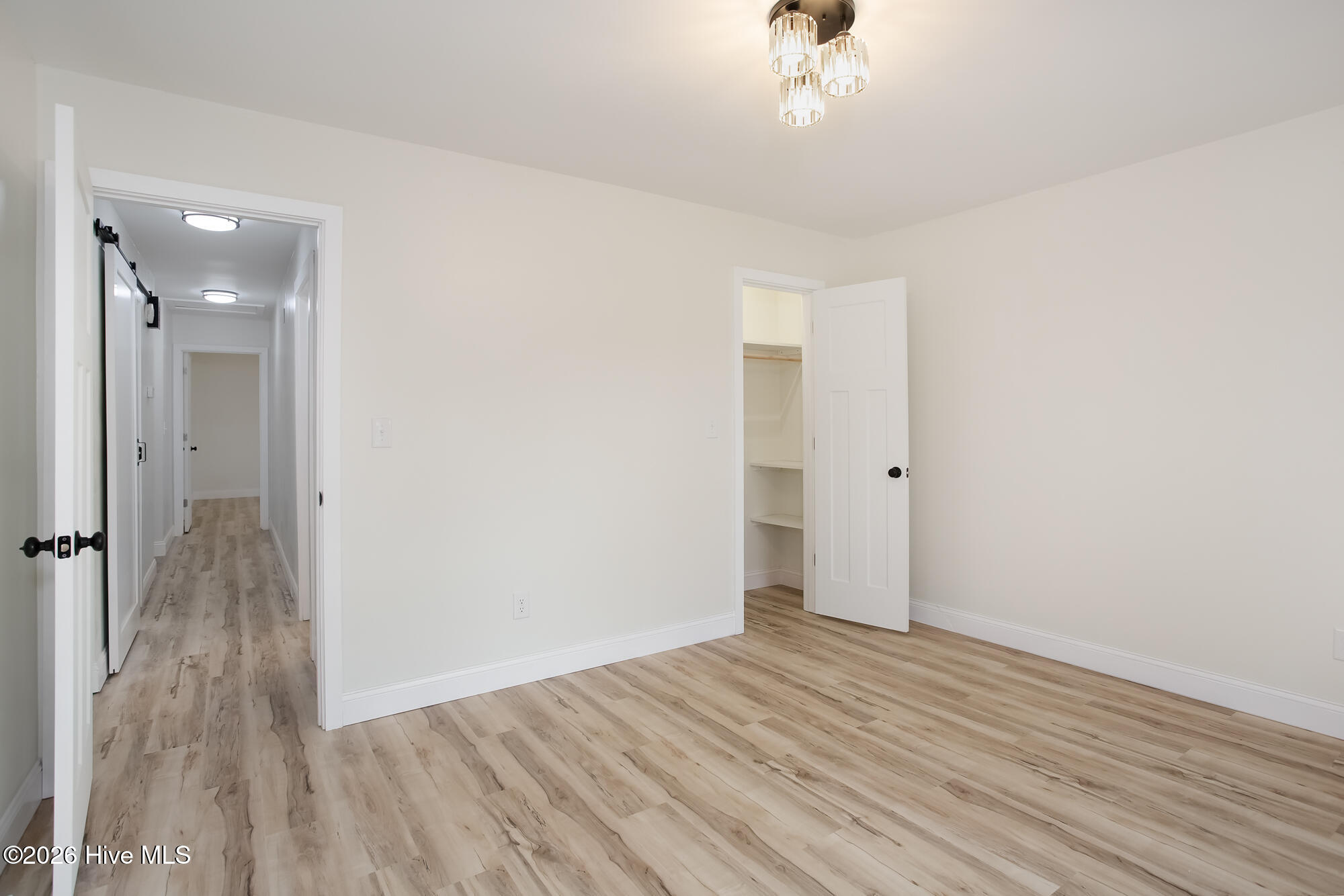 100548635 | Photo 21