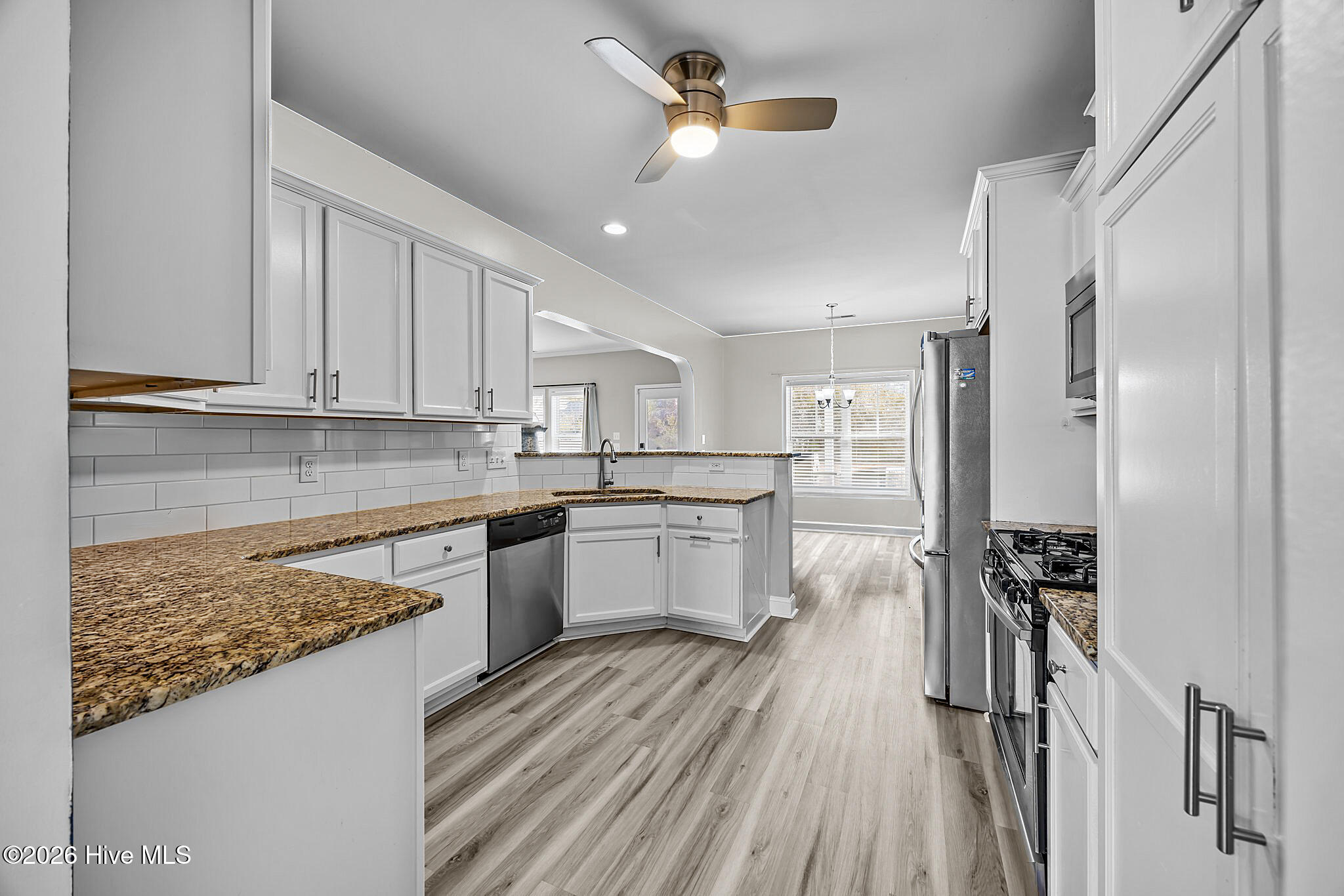 100561855 | Photo 16