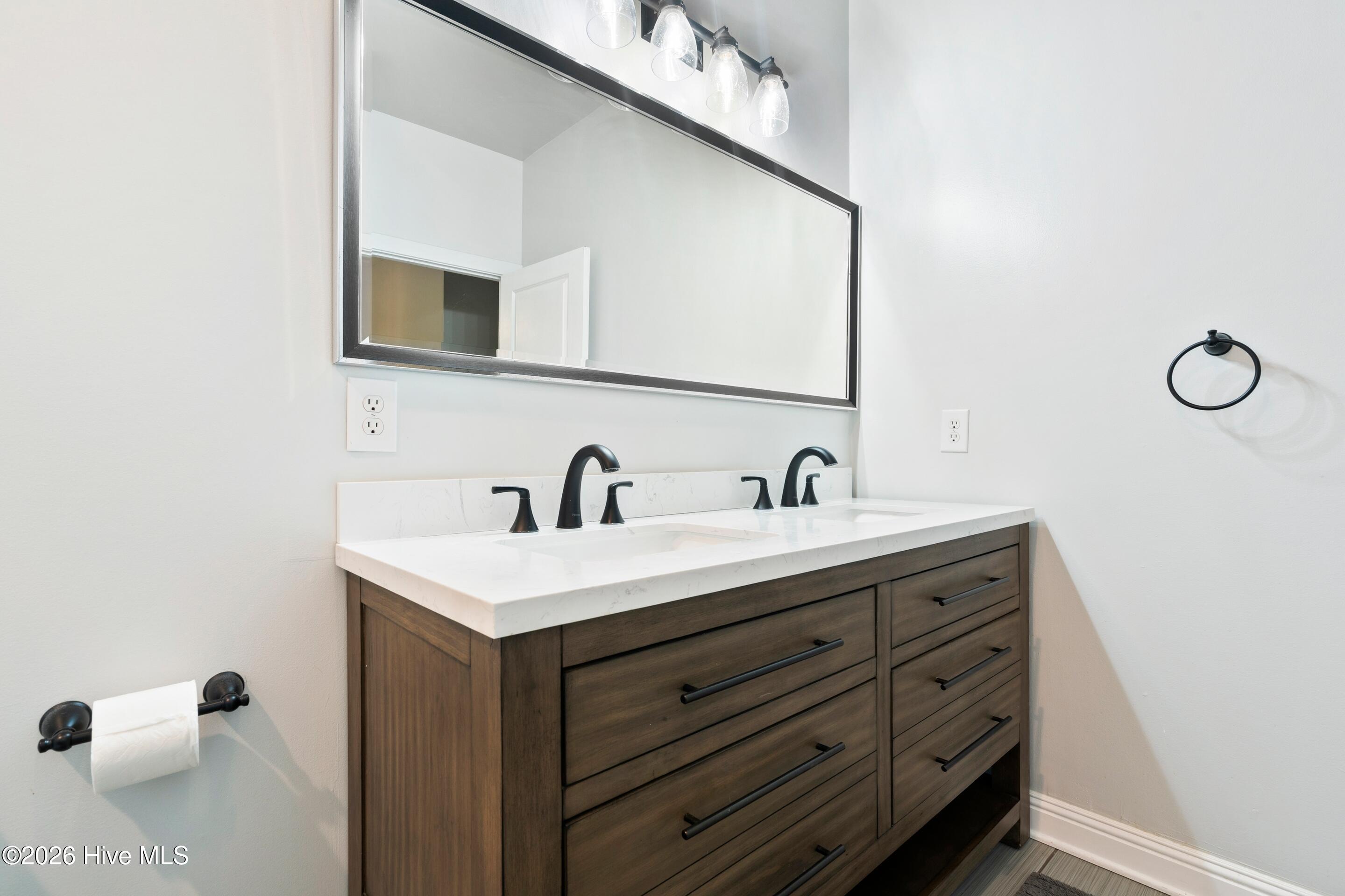 100549187 | Photo 44