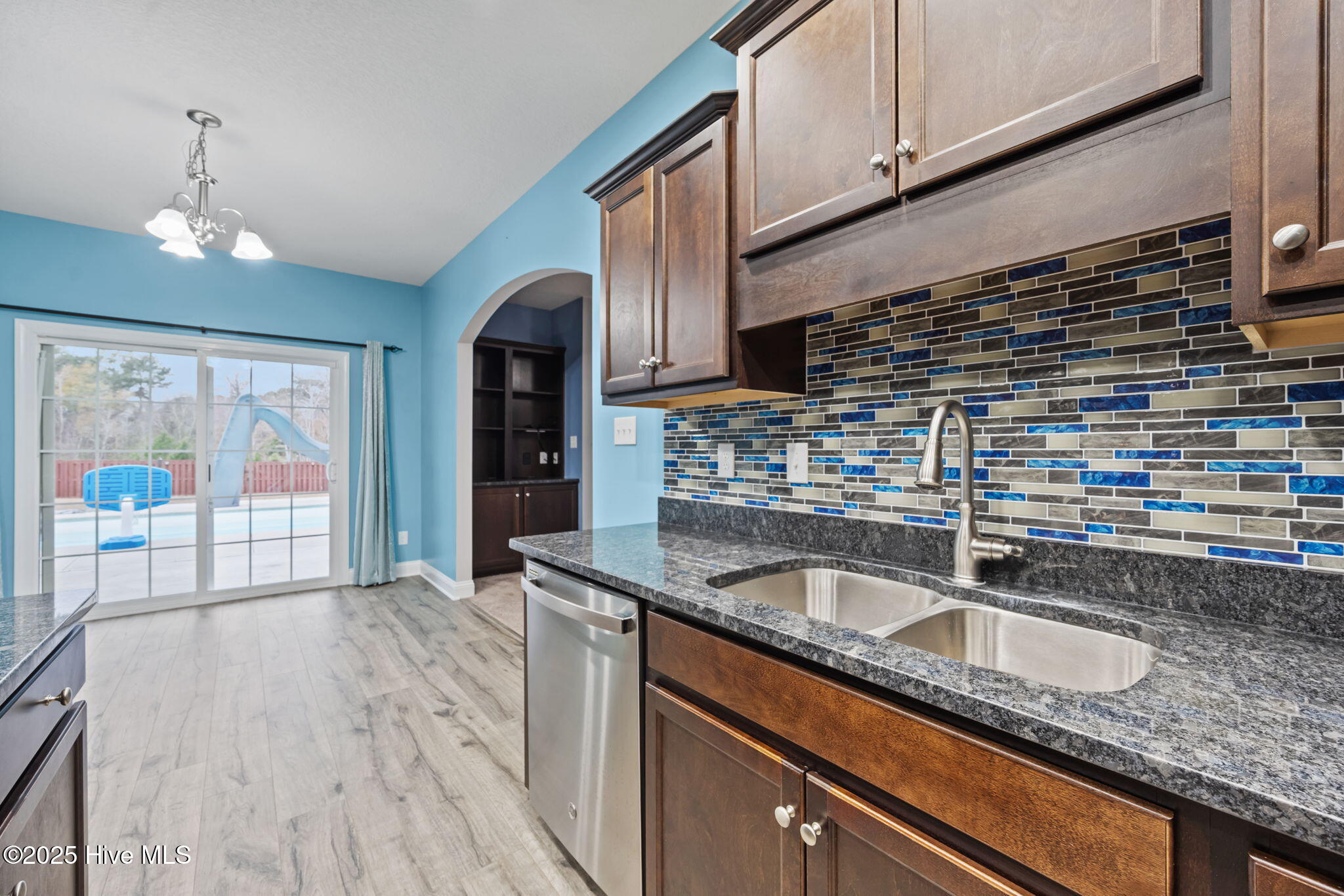 100546681 | Photo 17