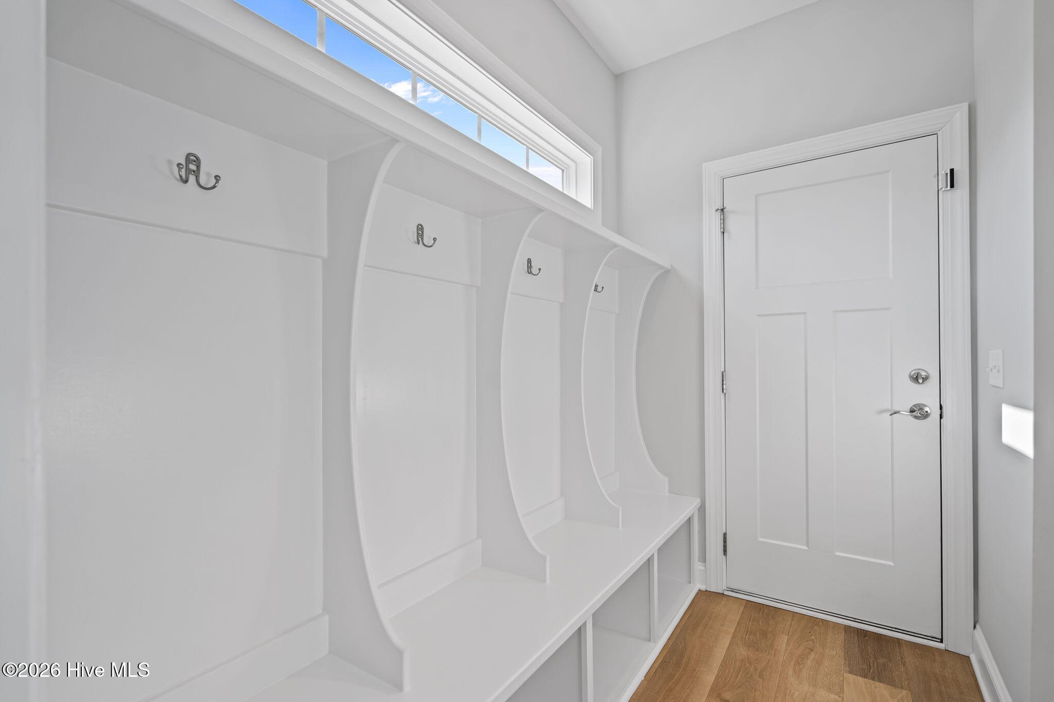 100562064 | Photo 23