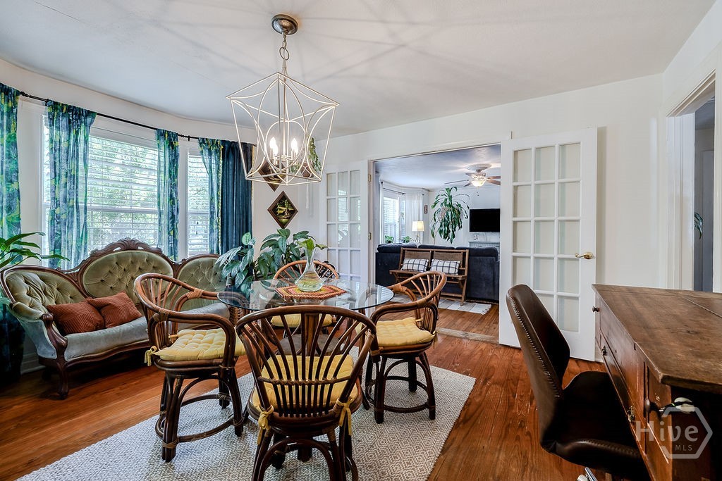 Dining room also can be used as 3rd bedroom.