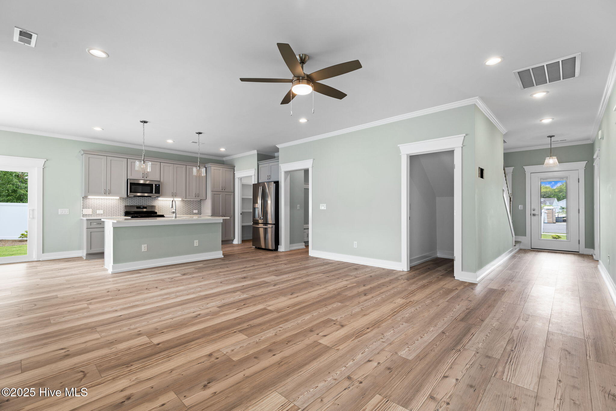 100479580 | Photo 11