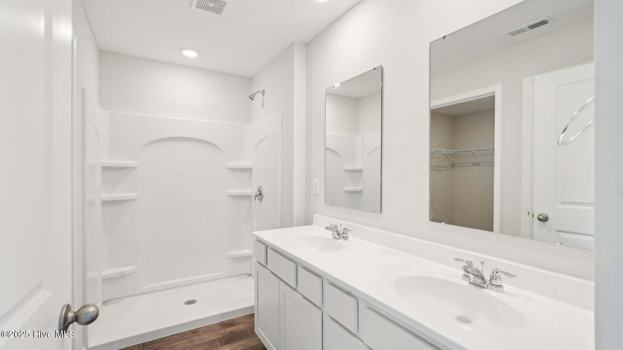 100539237 | Photo 17