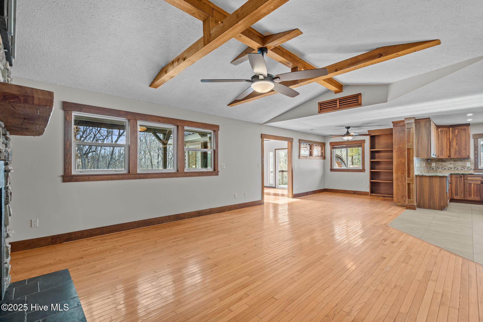 100536455 | Photo 16