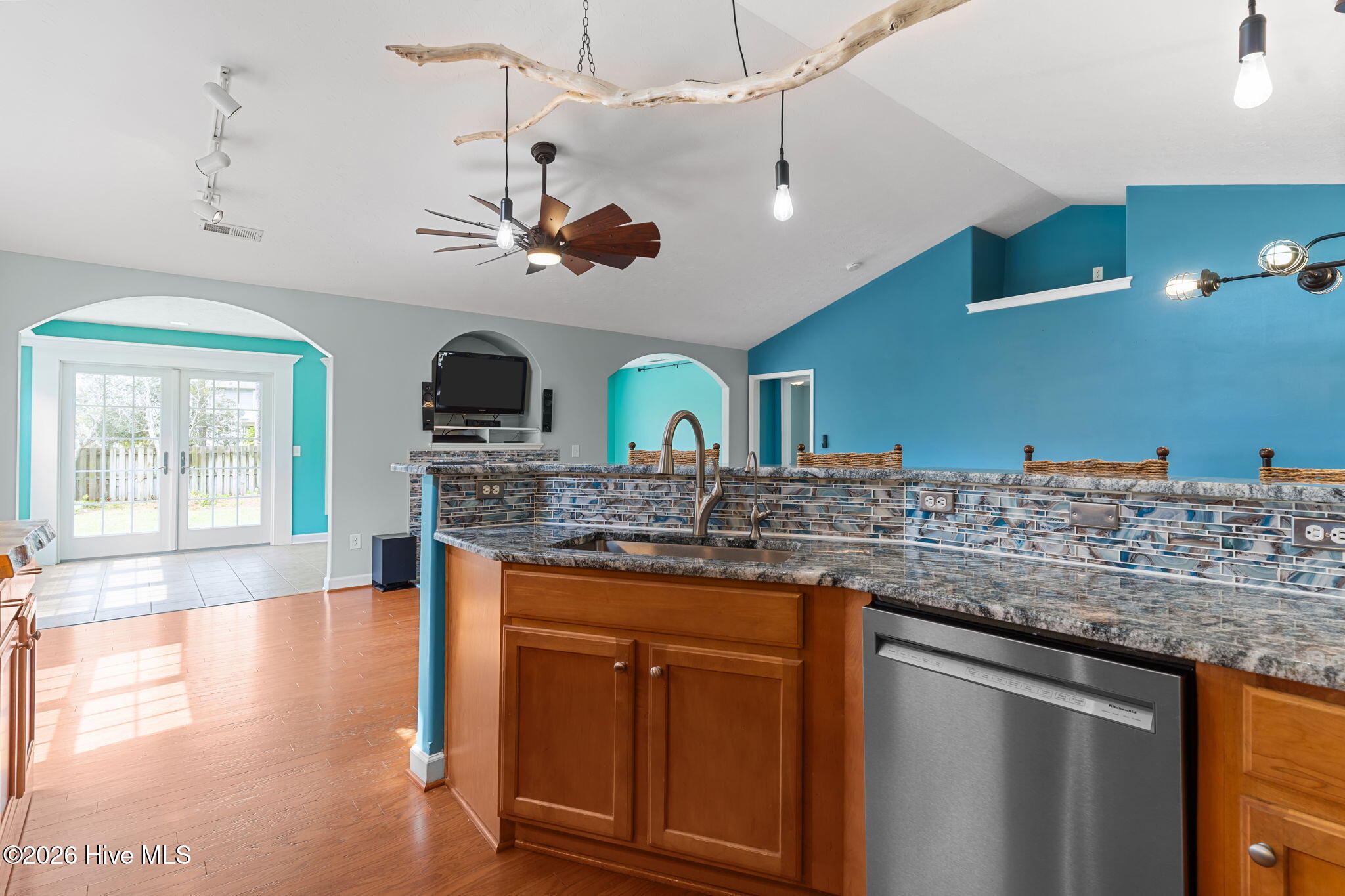 100563070 | Photo 13