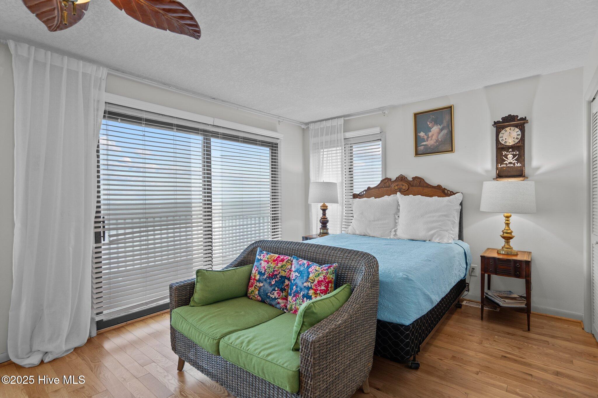 100564100 | Photo 23