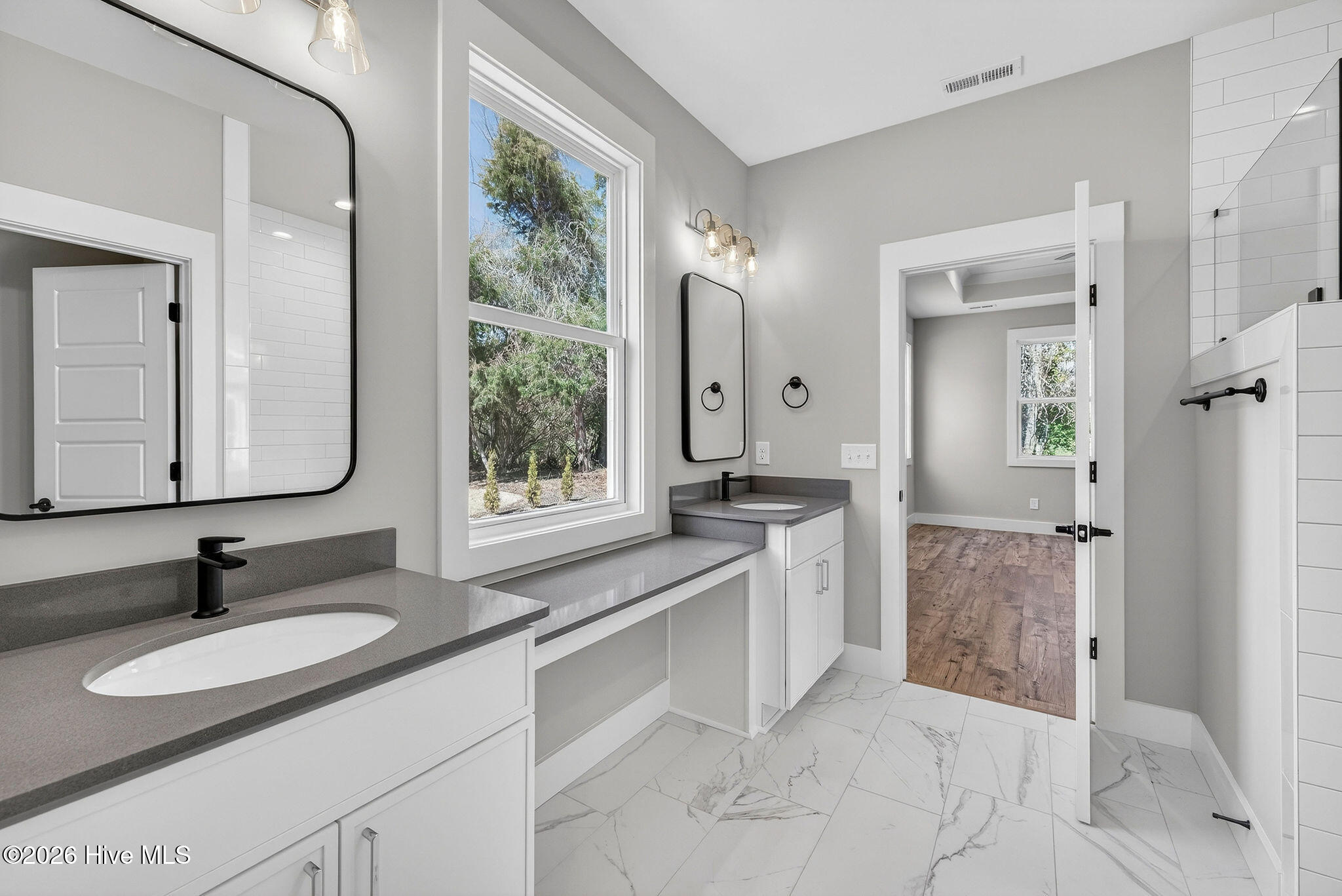 100560917 | Photo 23