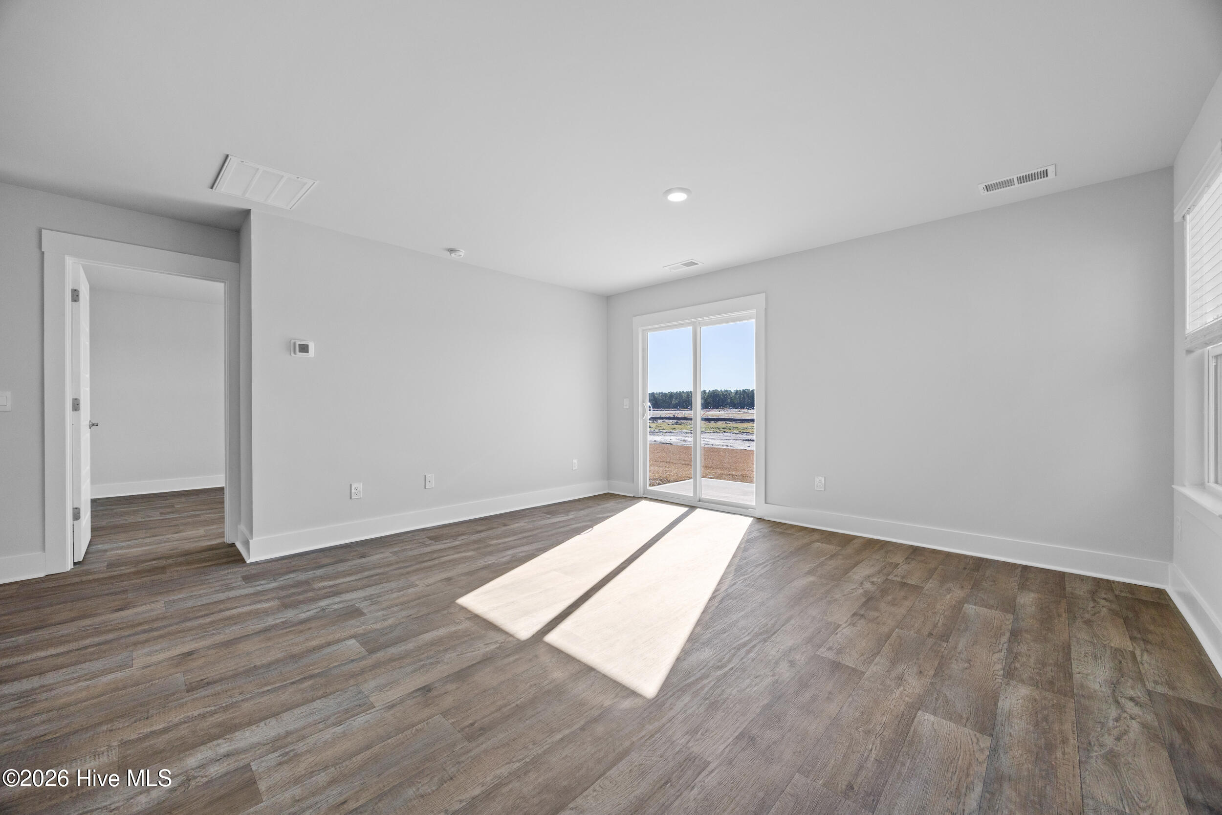 100547458 | Photo 15