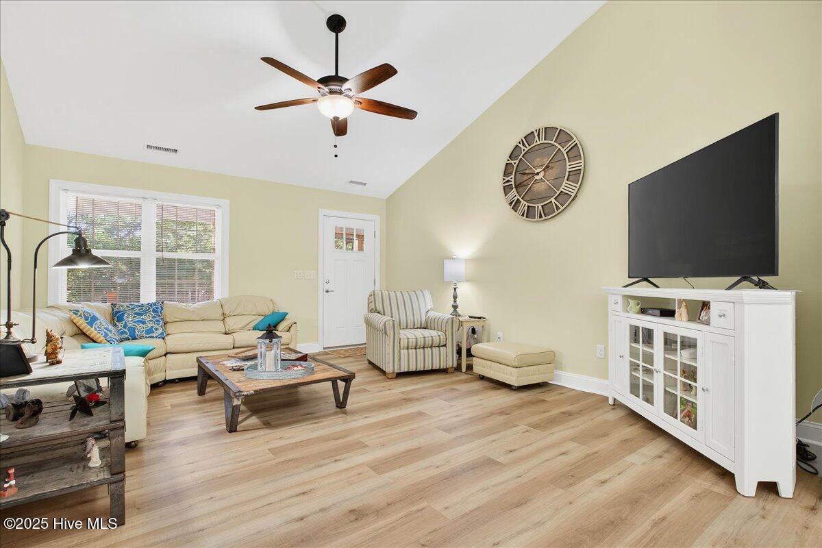 100526521 | Photo 13