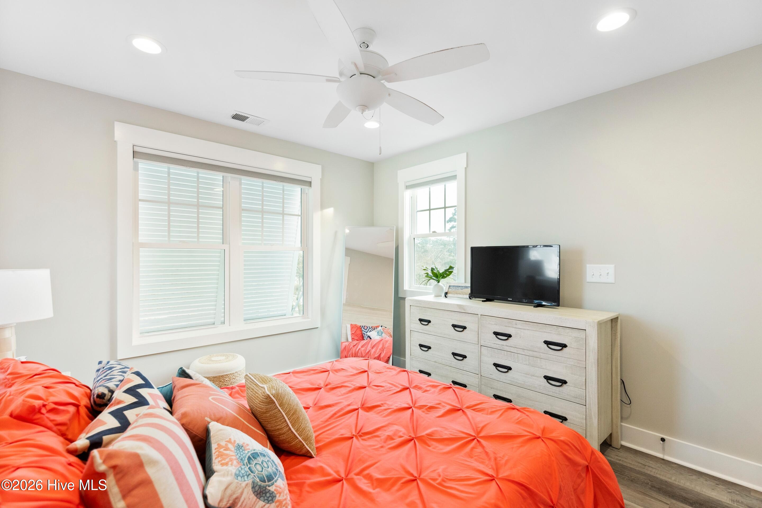 100548444 | Photo 62