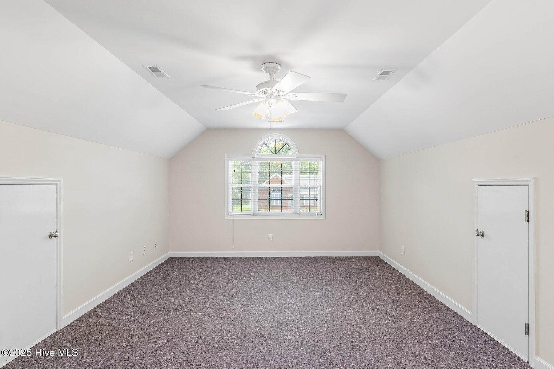 100519162 | Photo 32