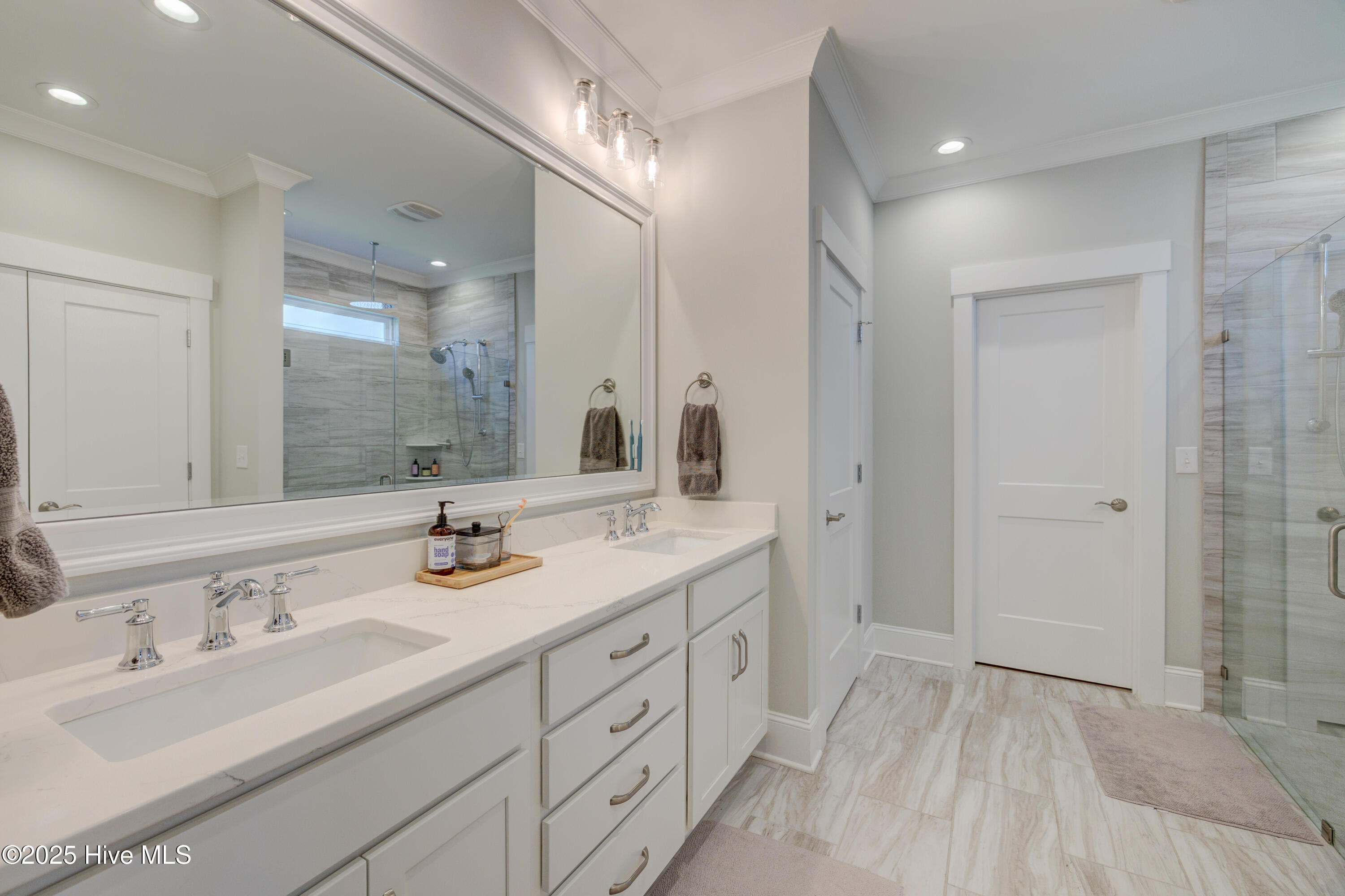 100531036 | Photo 25