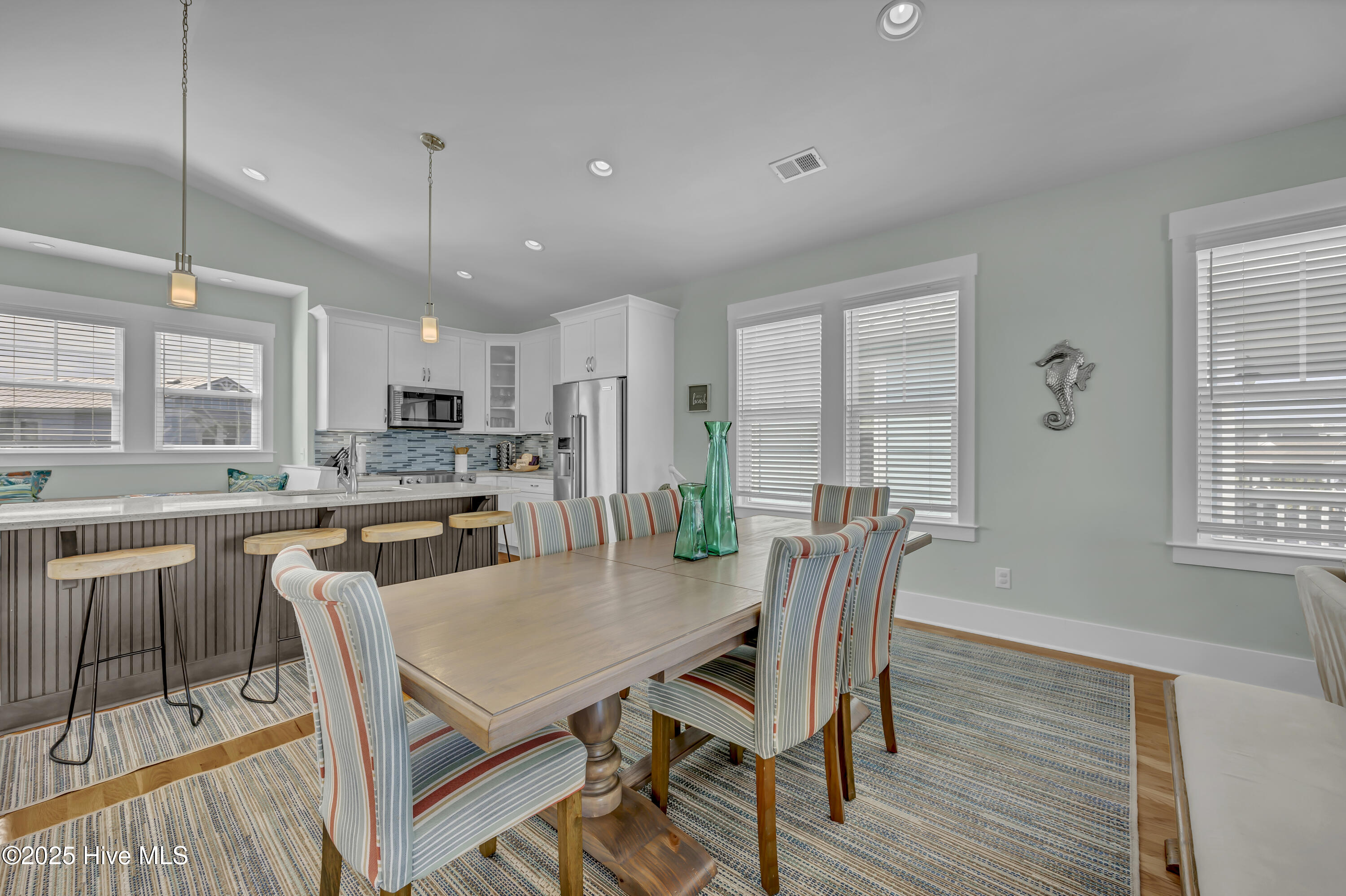 100535596 | Photo 15