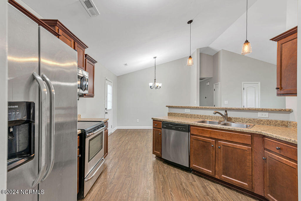 100562352 | Photo 10