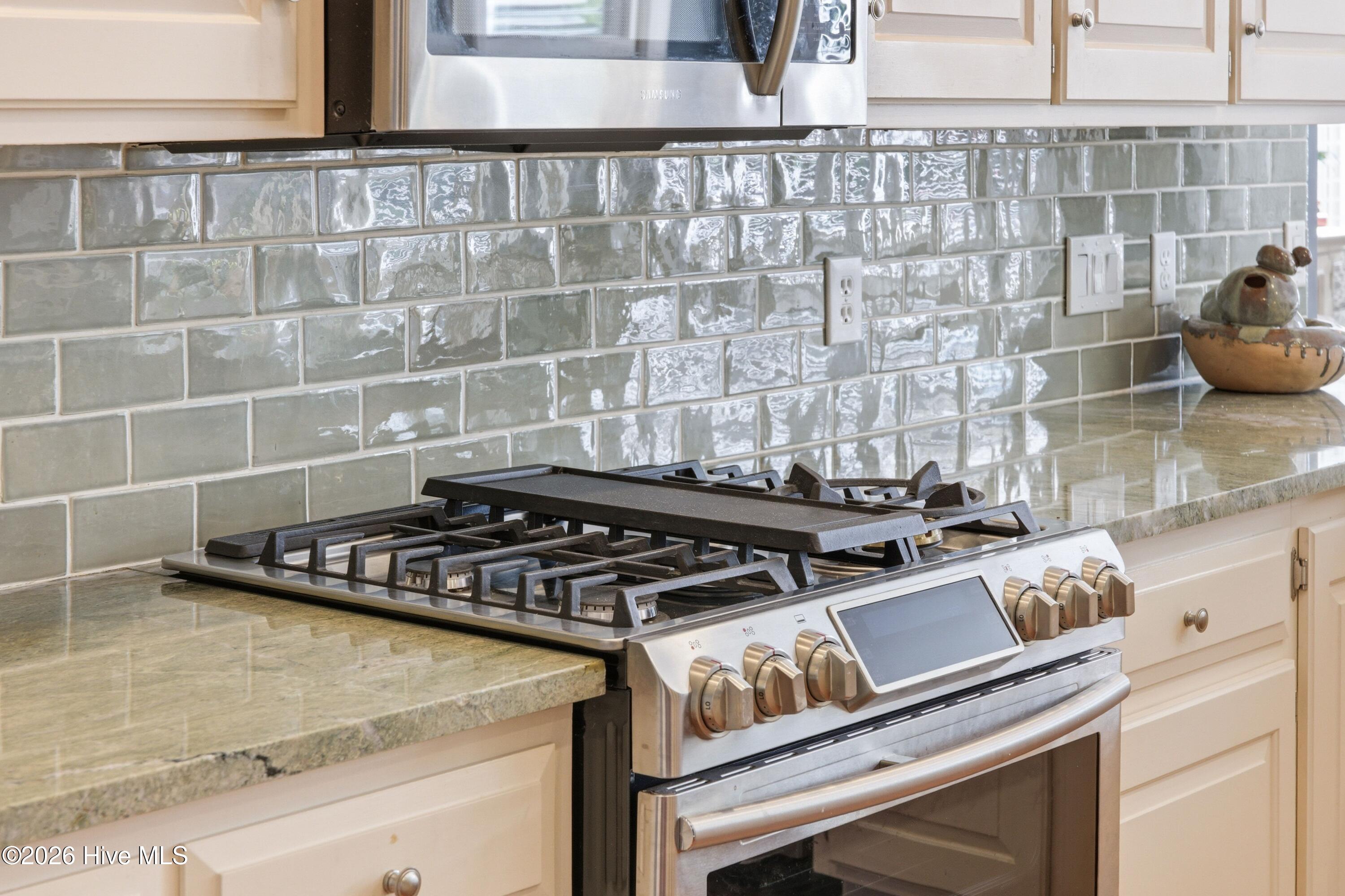 100568689 | Photo 15