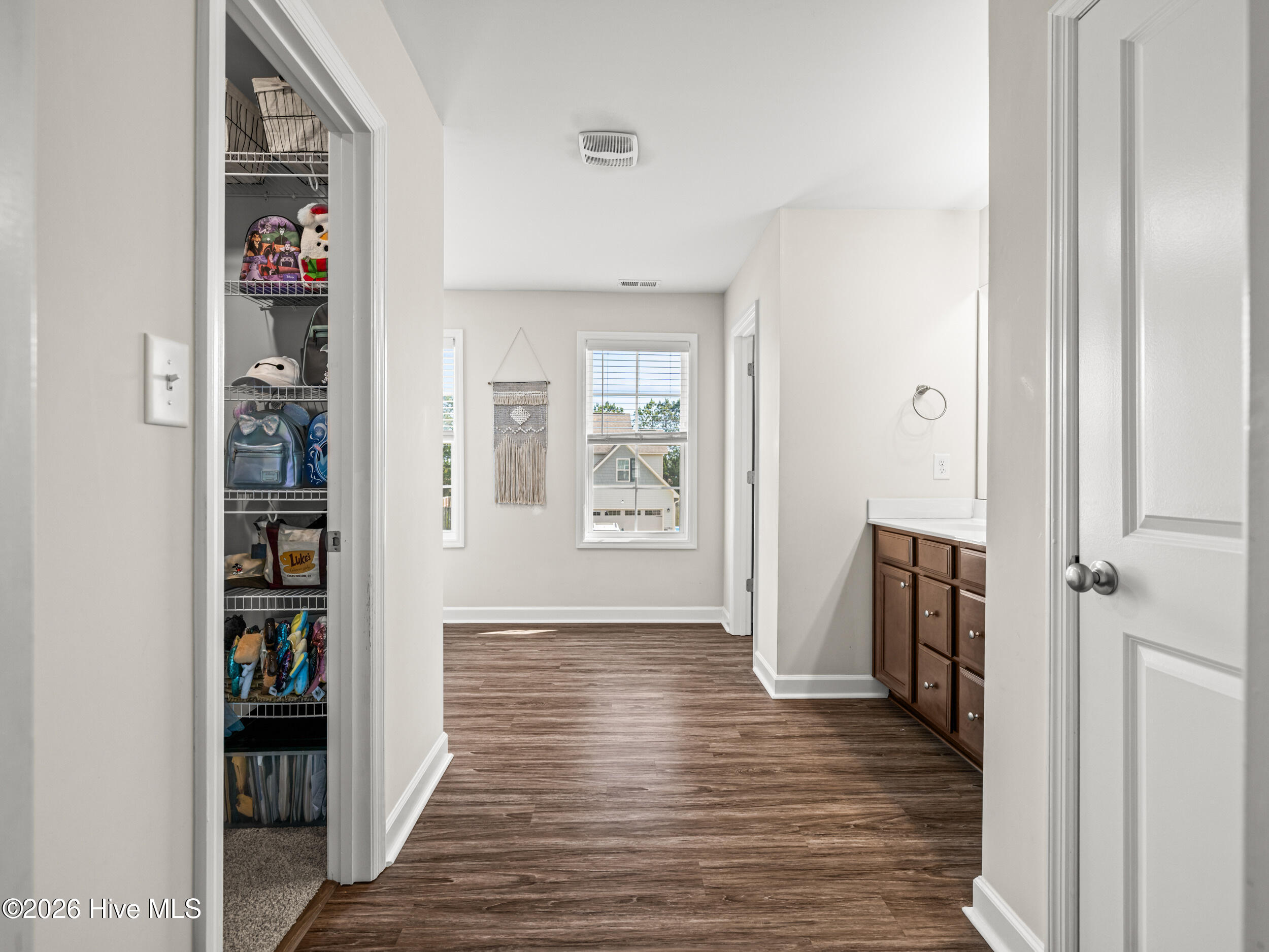 100565211 | Photo 38