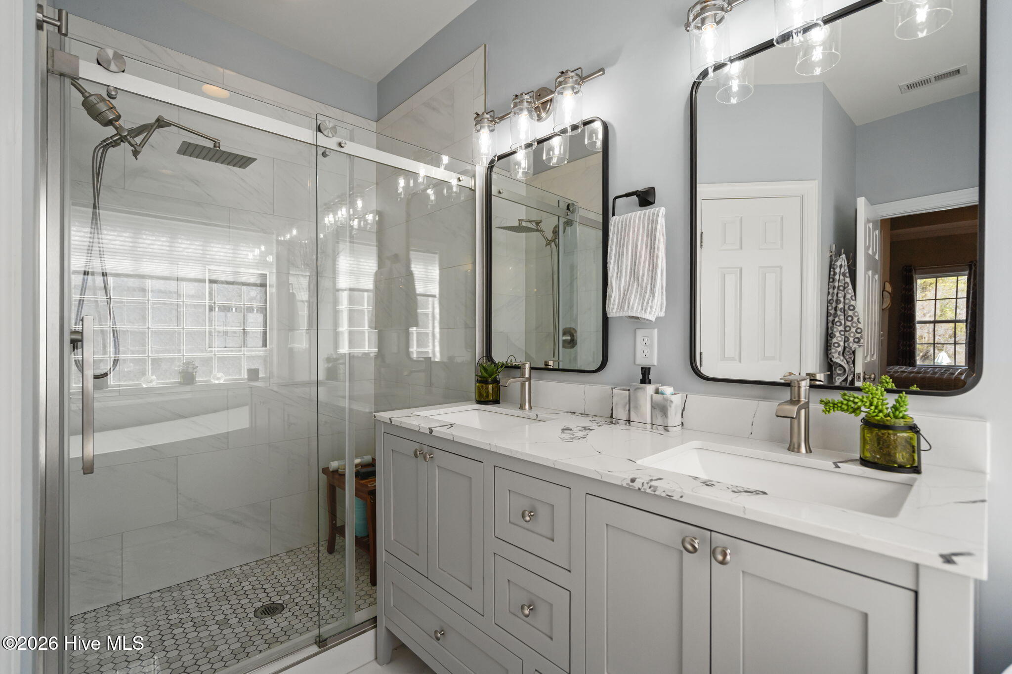 100562248 | Photo 30