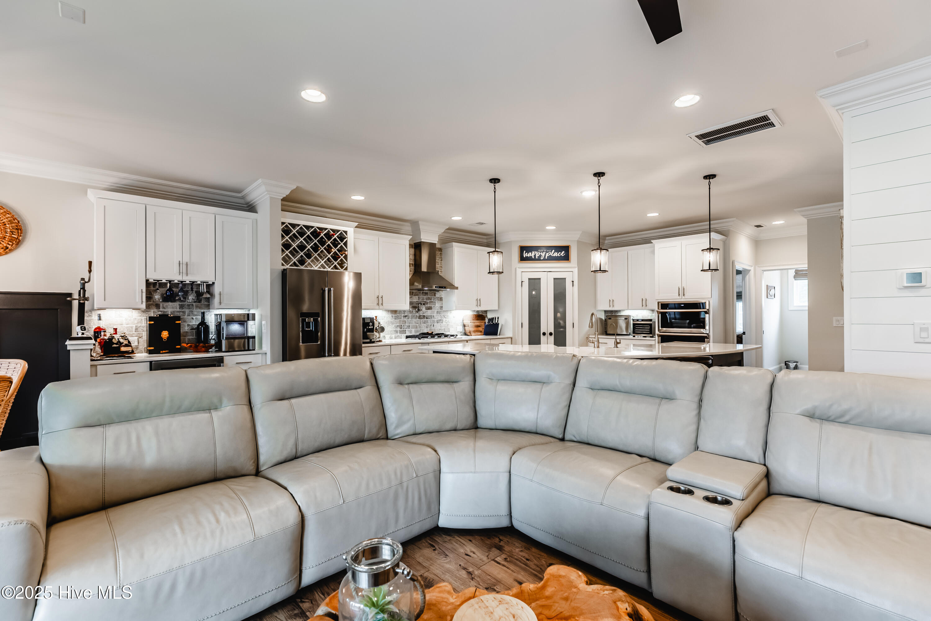 100523933 | Photo 23