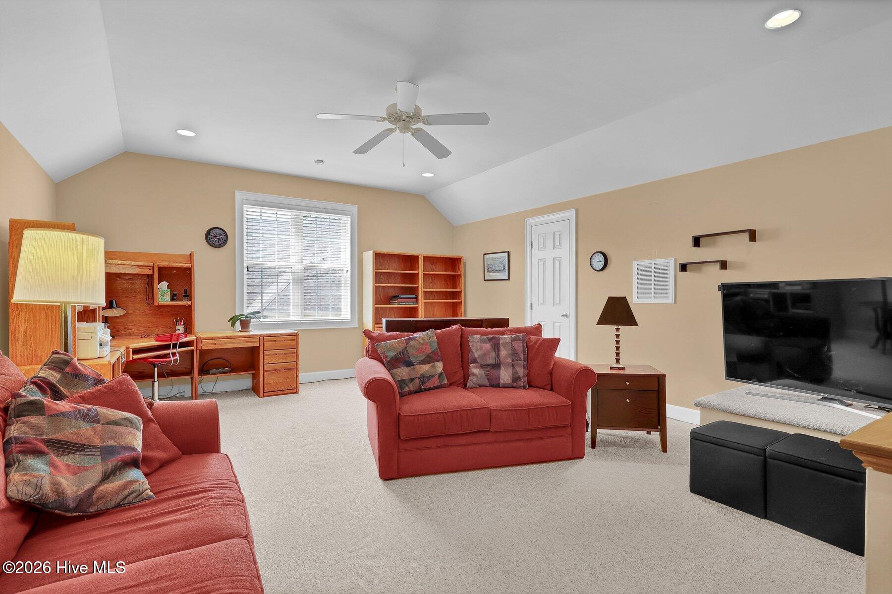 100567286 | Photo 22