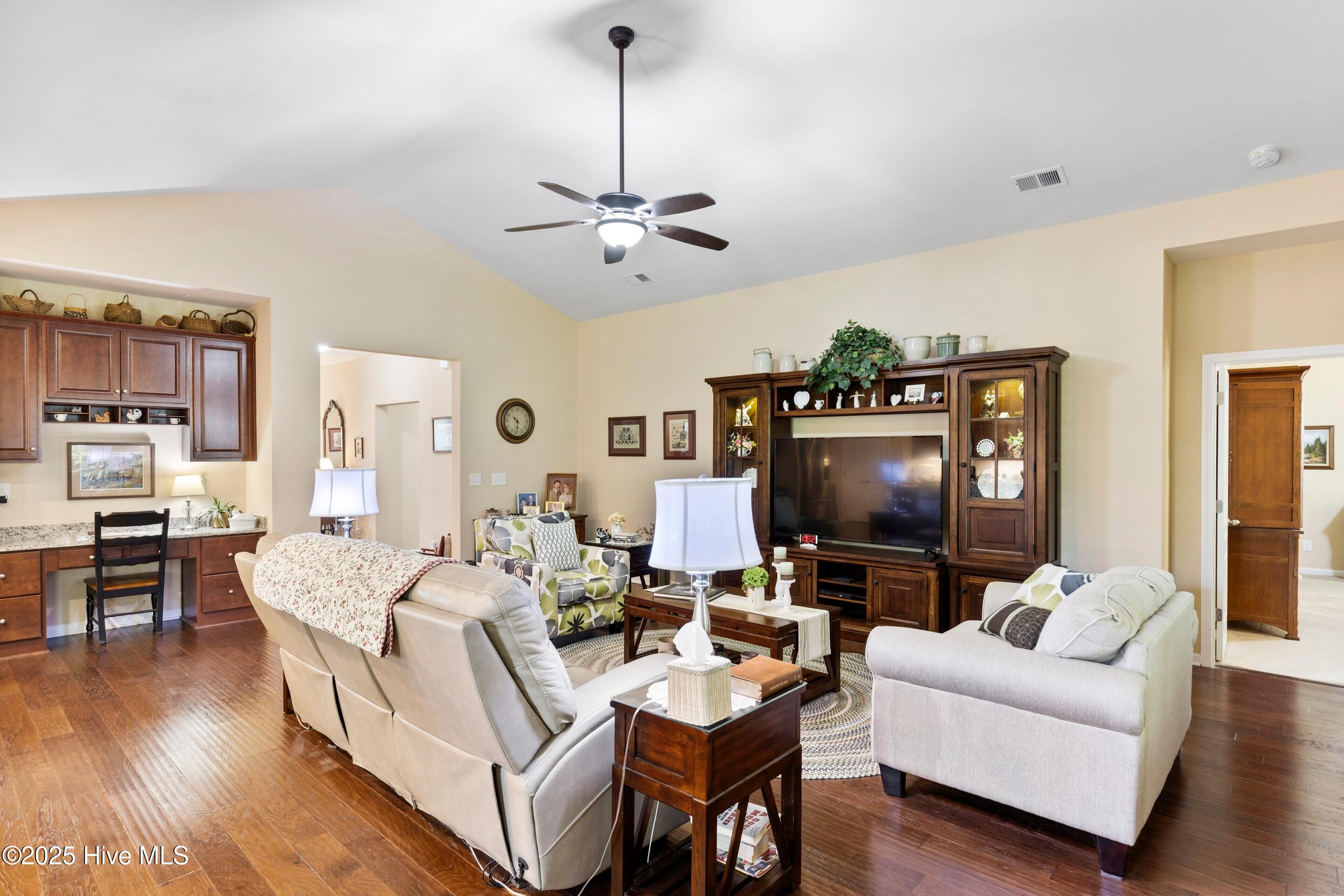 100529206 | Photo 15