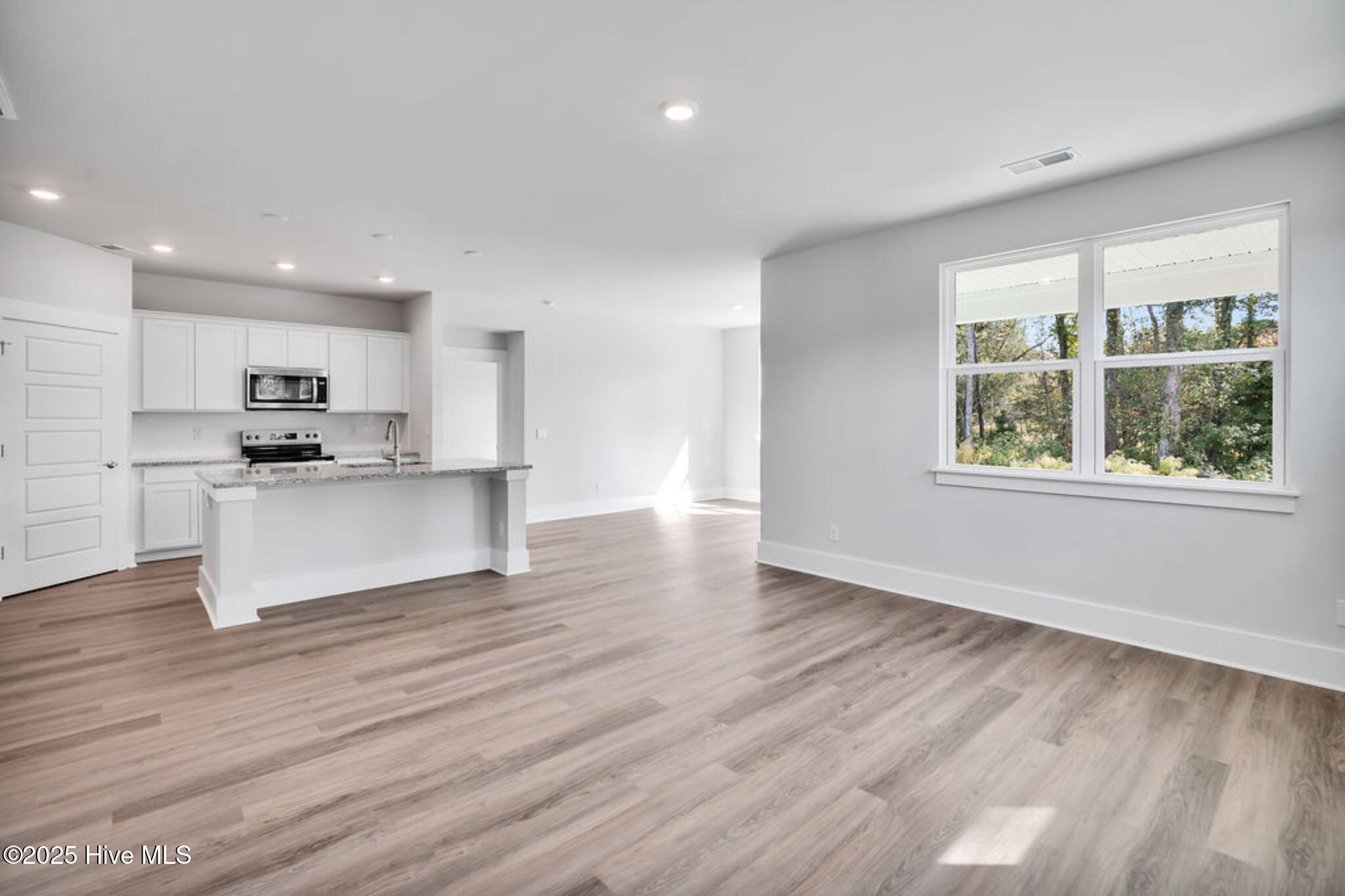 100535802 | Photo 17