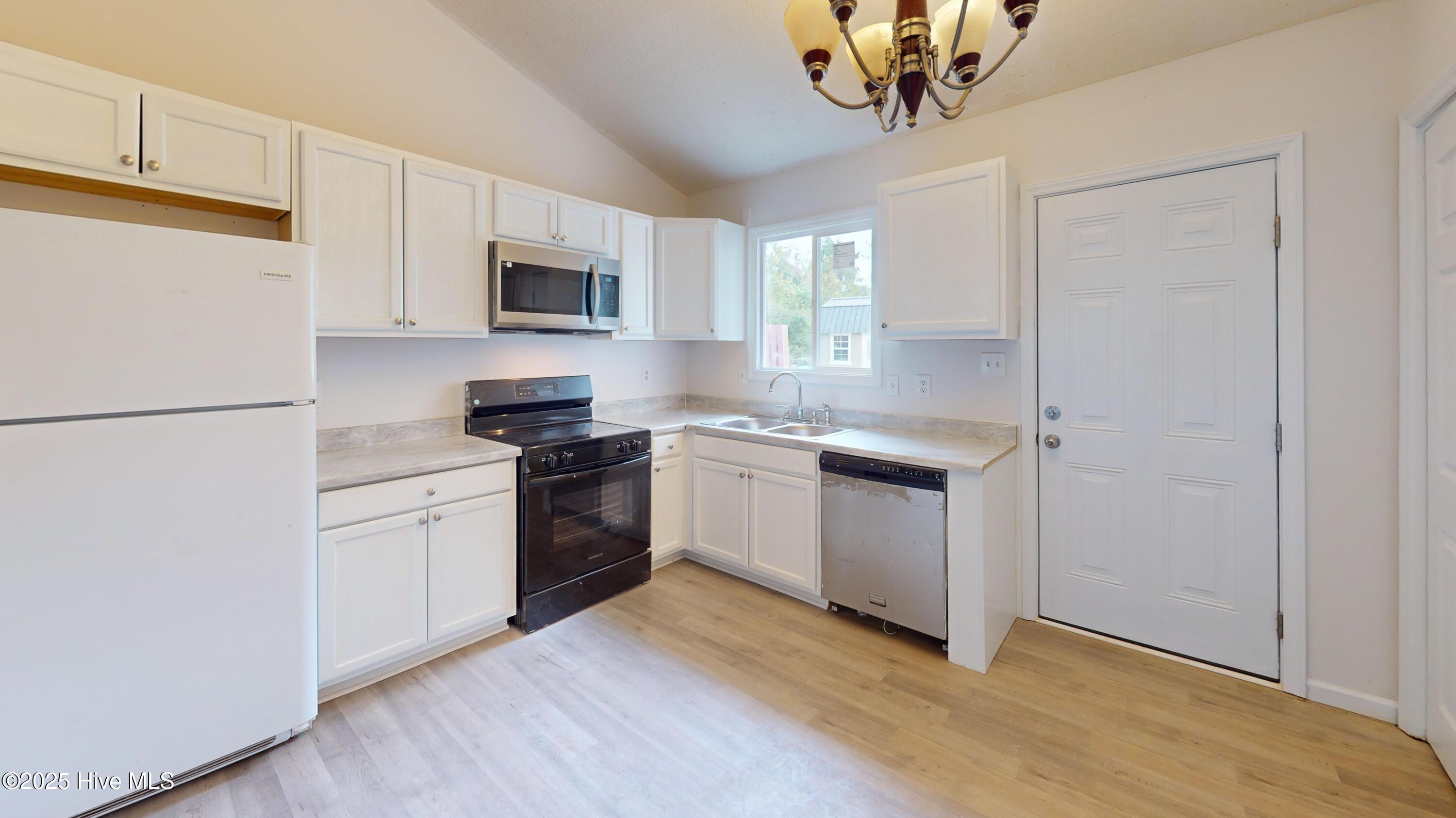 100536322 | Photo 16