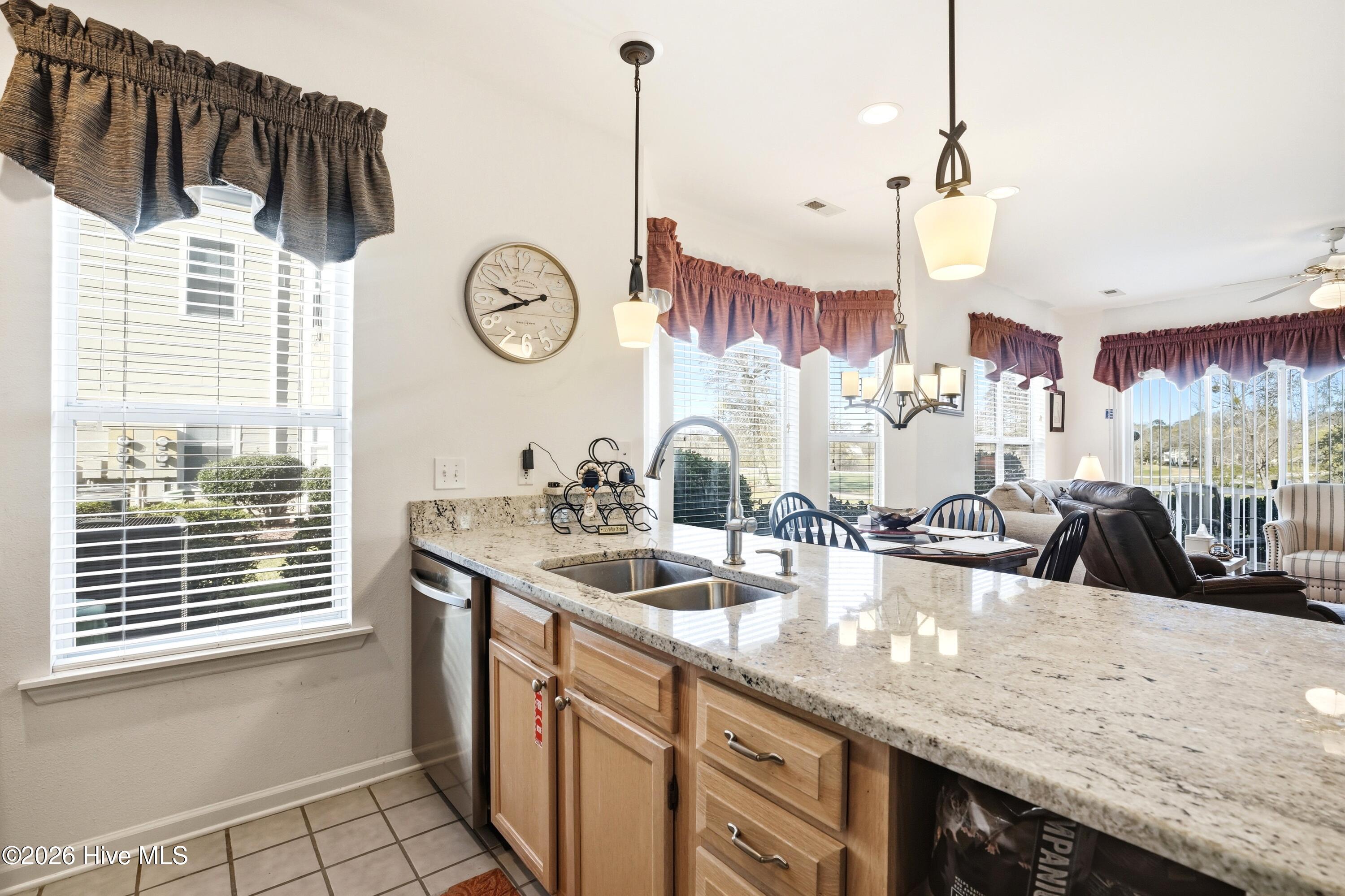 100561892 | Photo 14