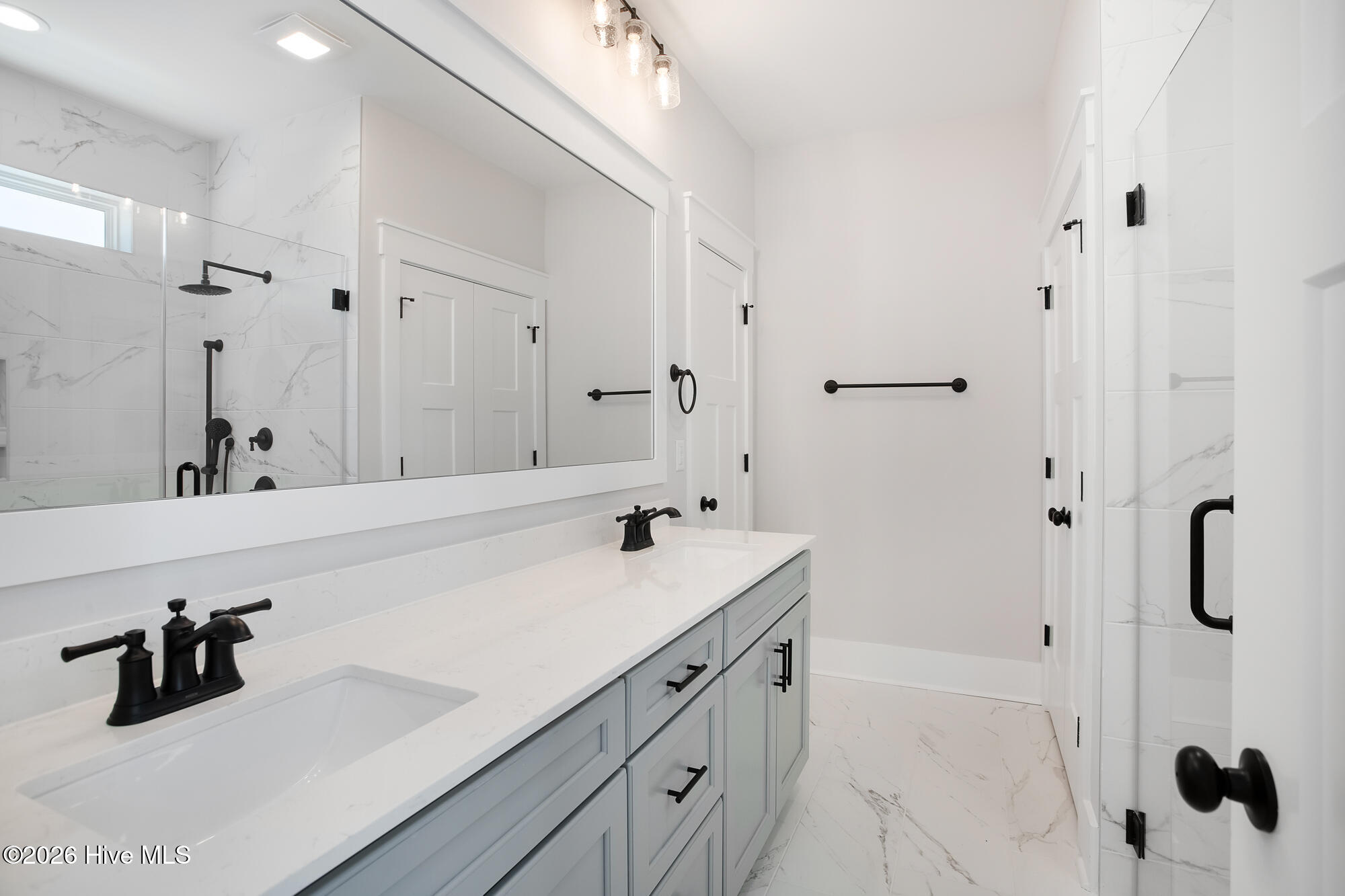 100564009 | Photo 18