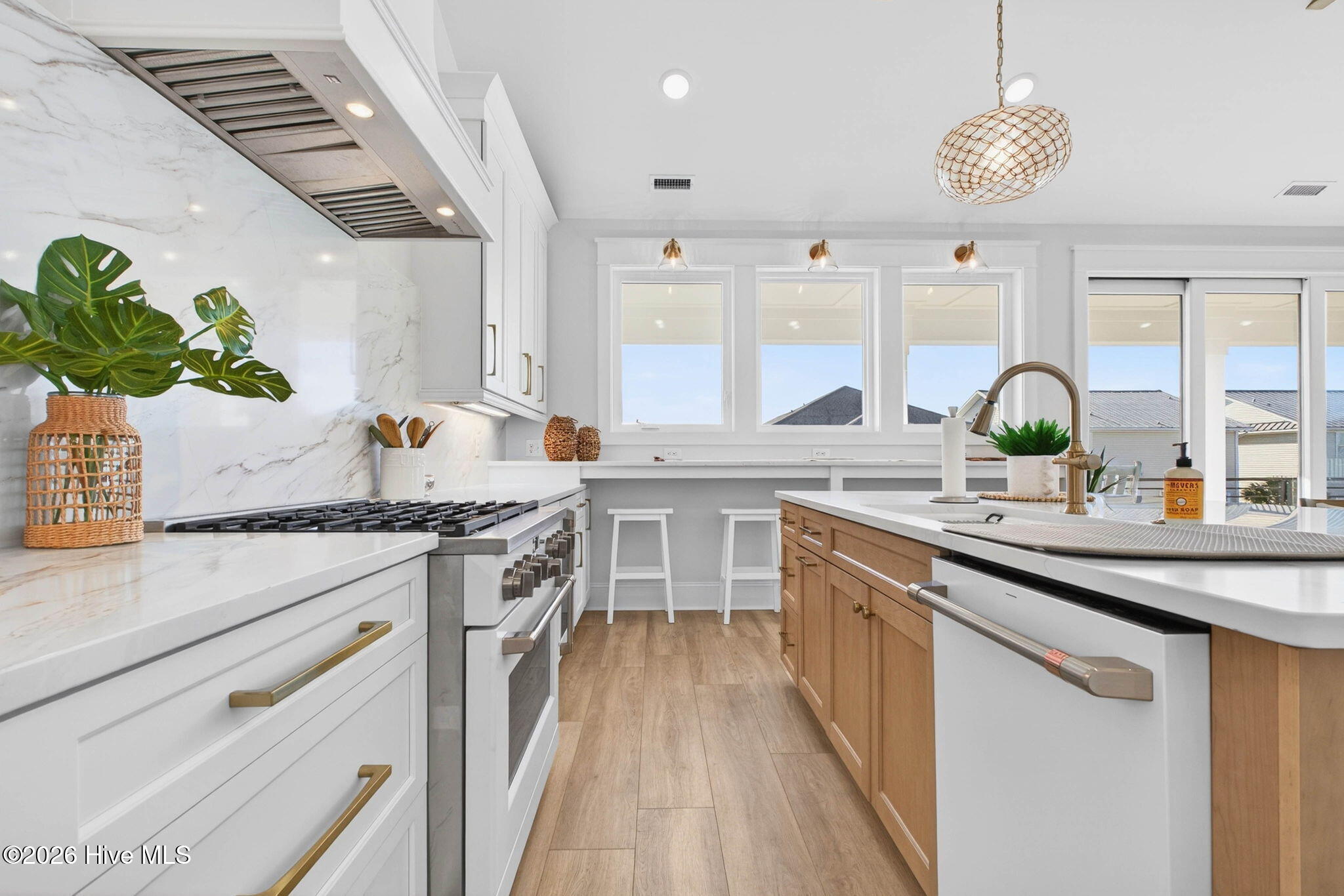 100570262 | Photo 19