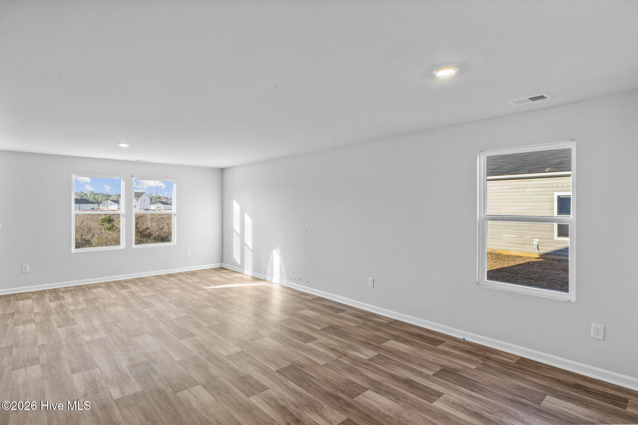 100545792 | Photo 11