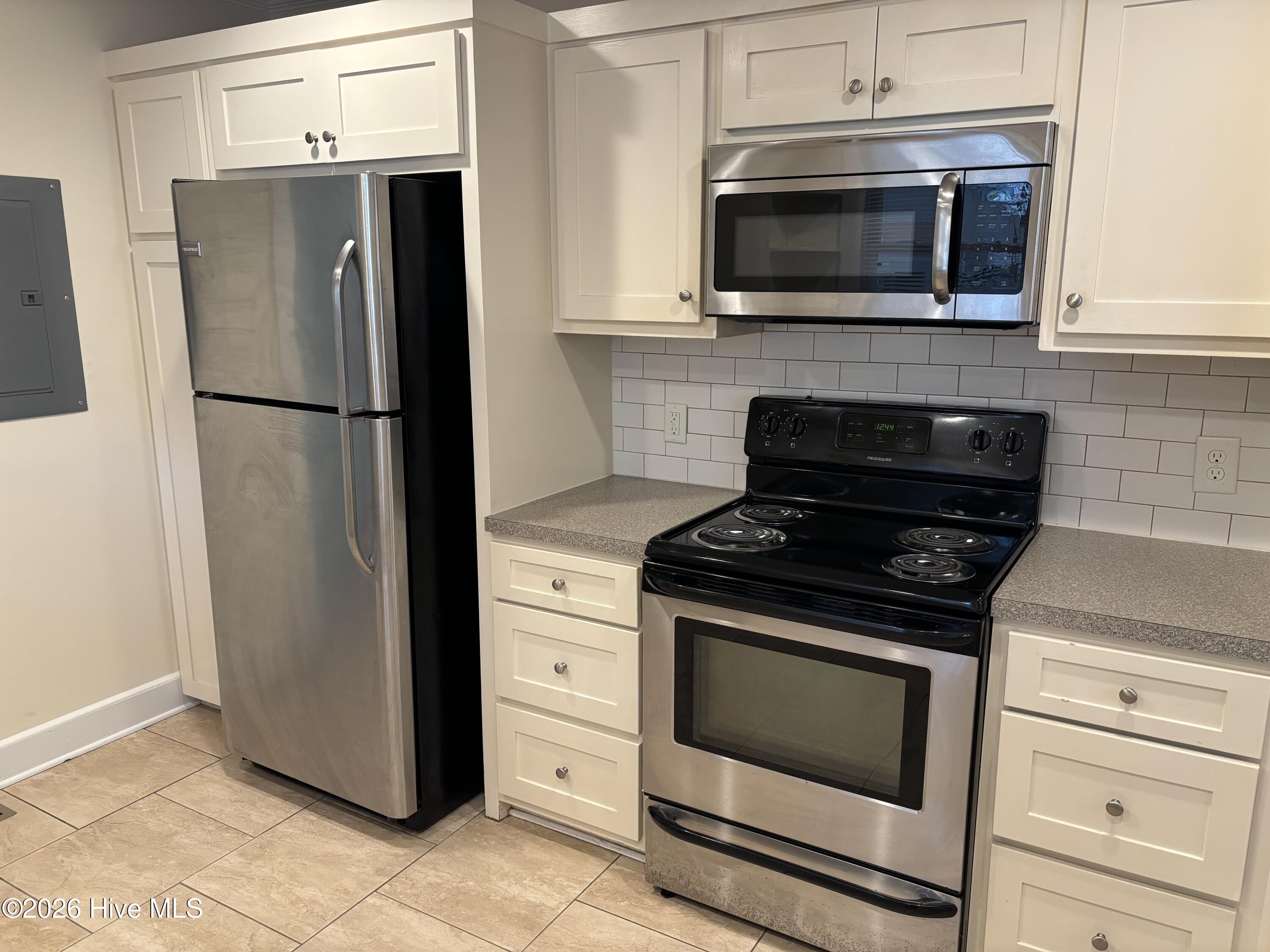 100561004 | Photo 14