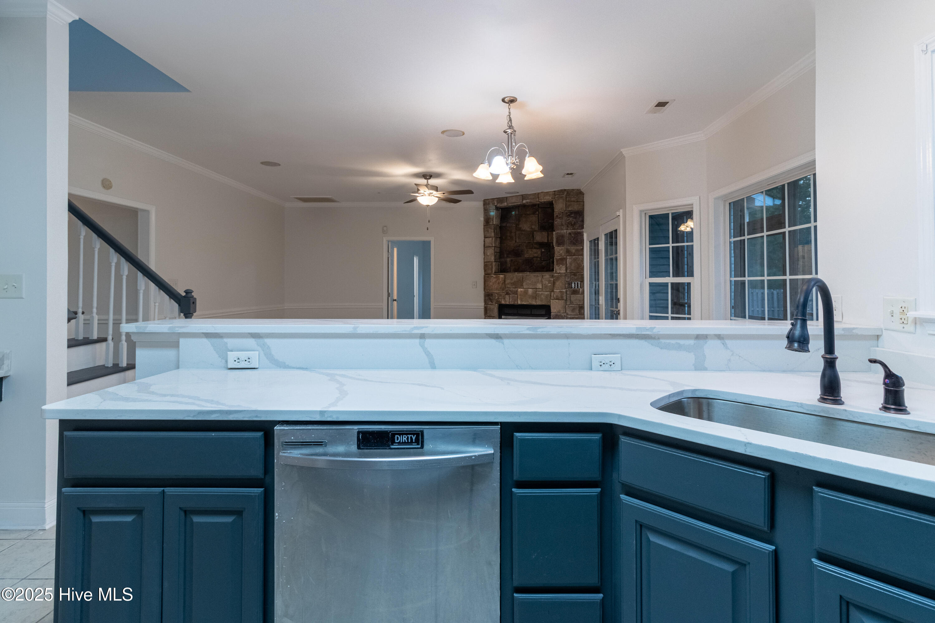 100536848 | Photo 15