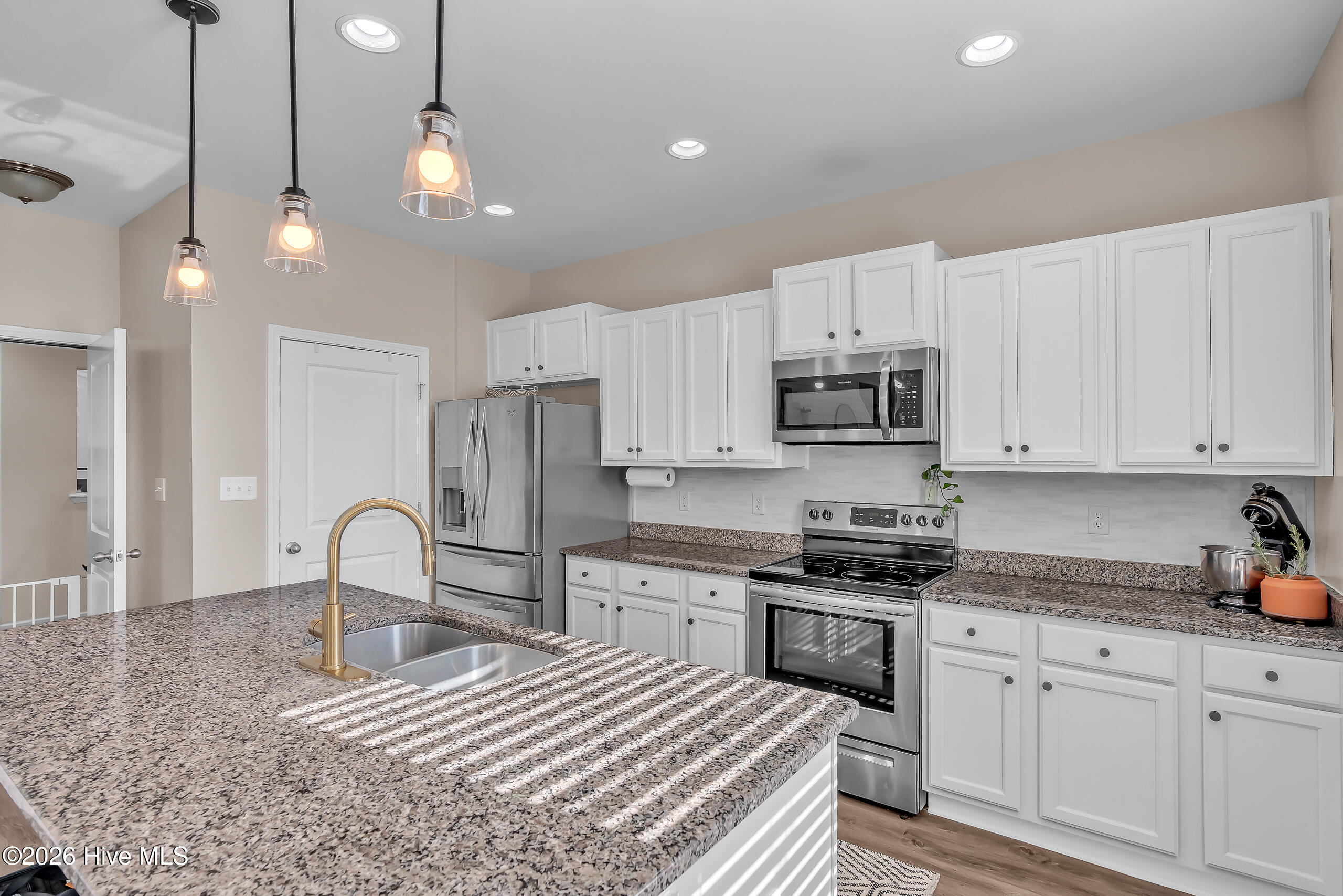 100566943 | Photo 16