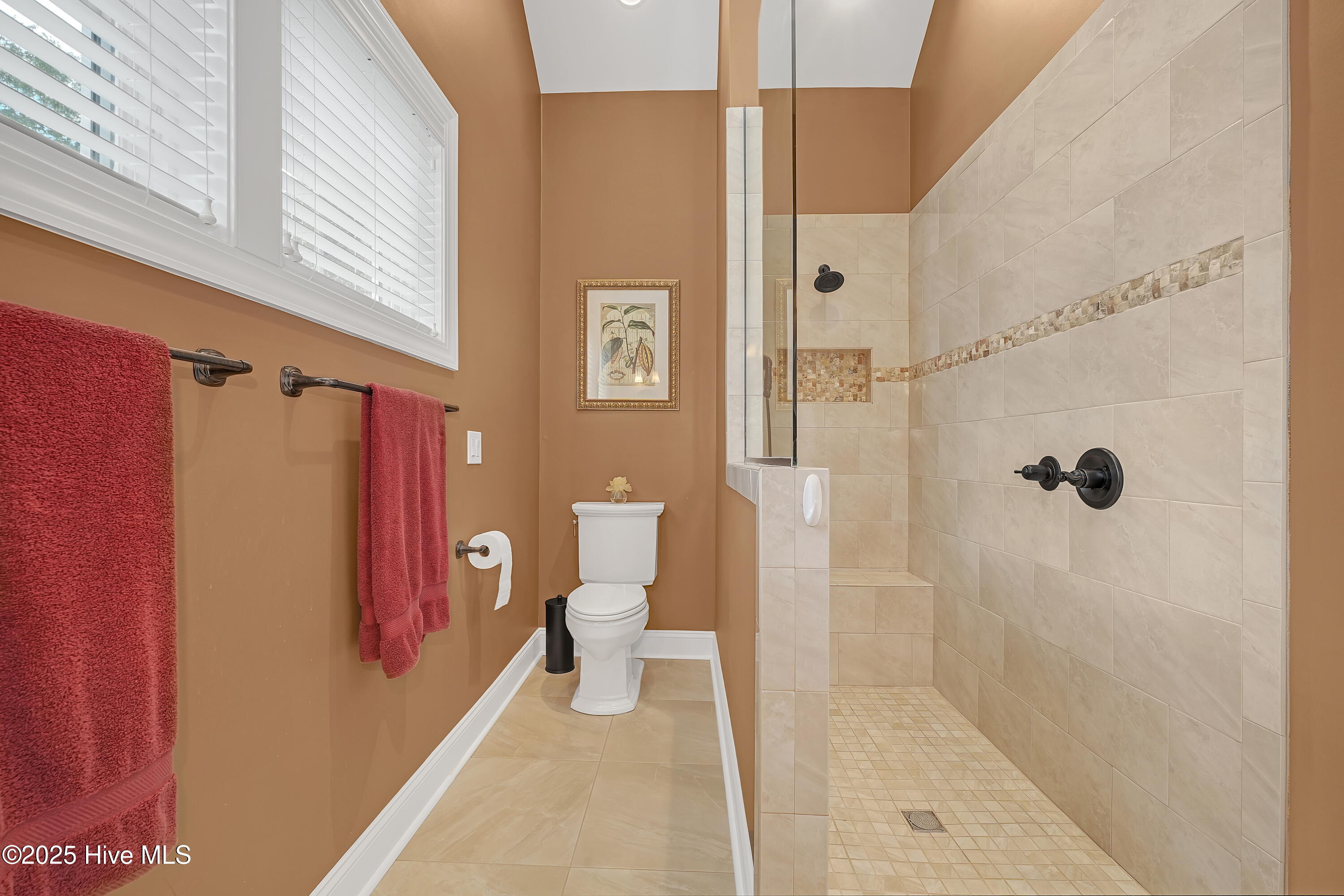 100528105 | Photo 25