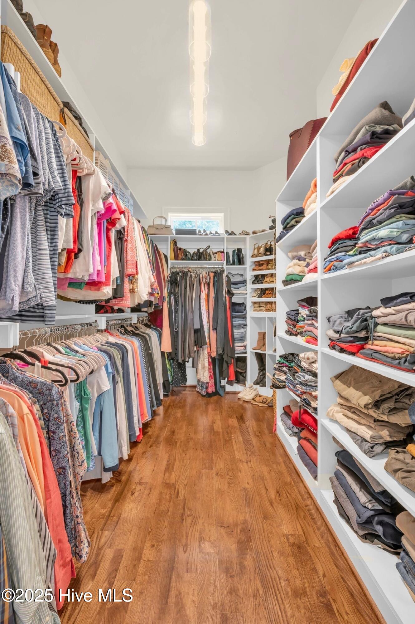 100536582 | Photo 24