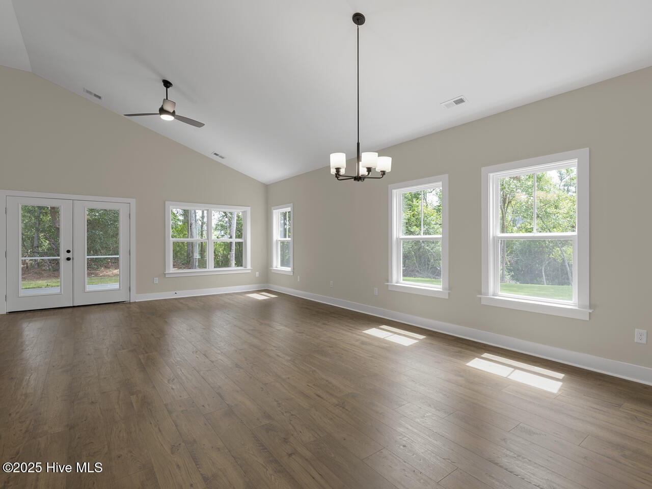 100515961 | Photo 16