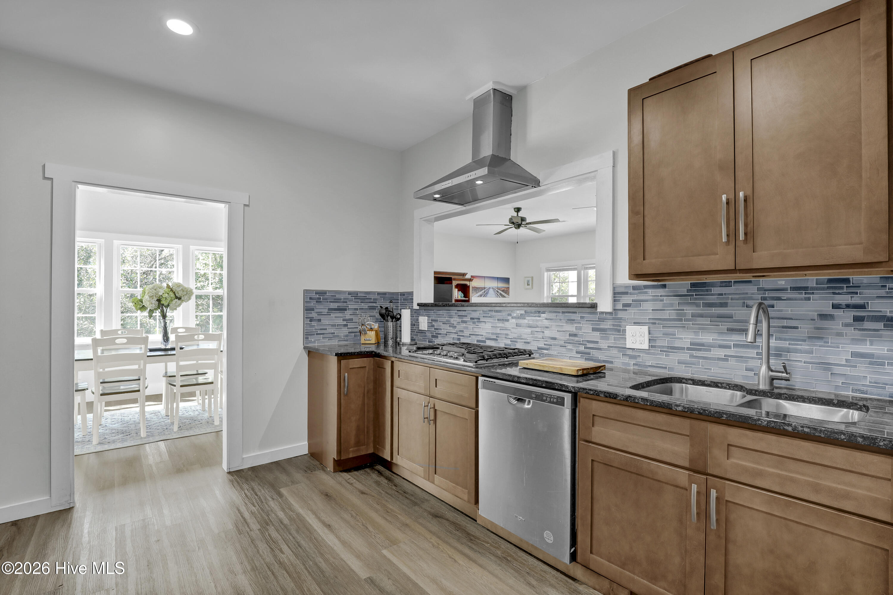 100551394 | Photo 11